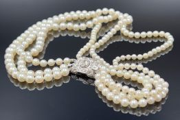 3-reihige Perlenkette. Verschluss 585 Weißgold mit Diamanten. Art déco.