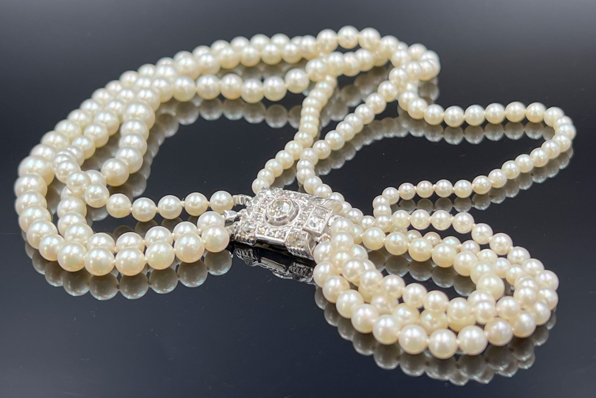 3-row pearl necklace. Clasp 585 white gold with diamonds. Art deco.
