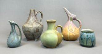Fünf Keramikobjekte. Jugendstil. Um 1920.