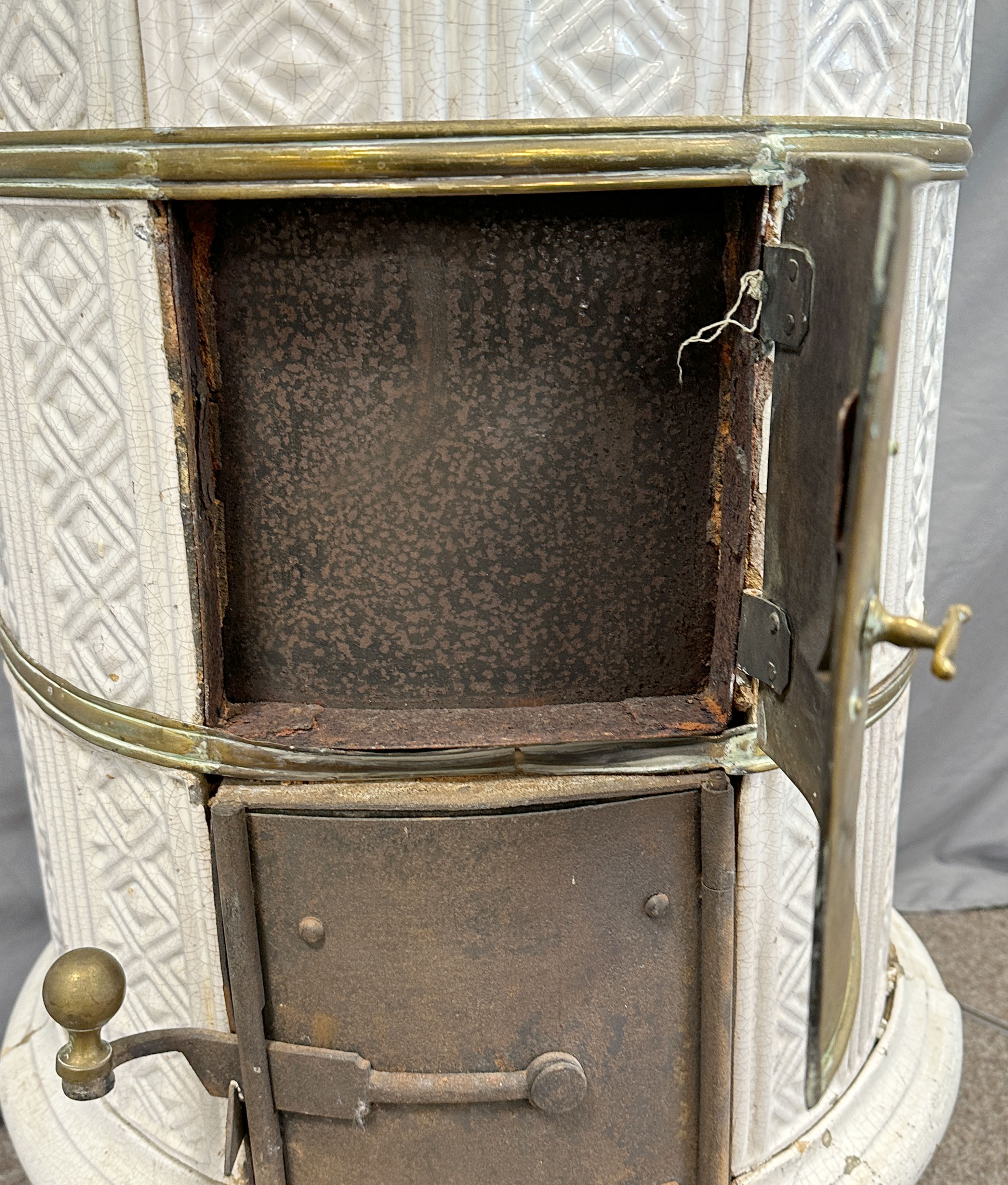 White Biedermeier round stove with tiles in relief structure. - Image 13 of 19