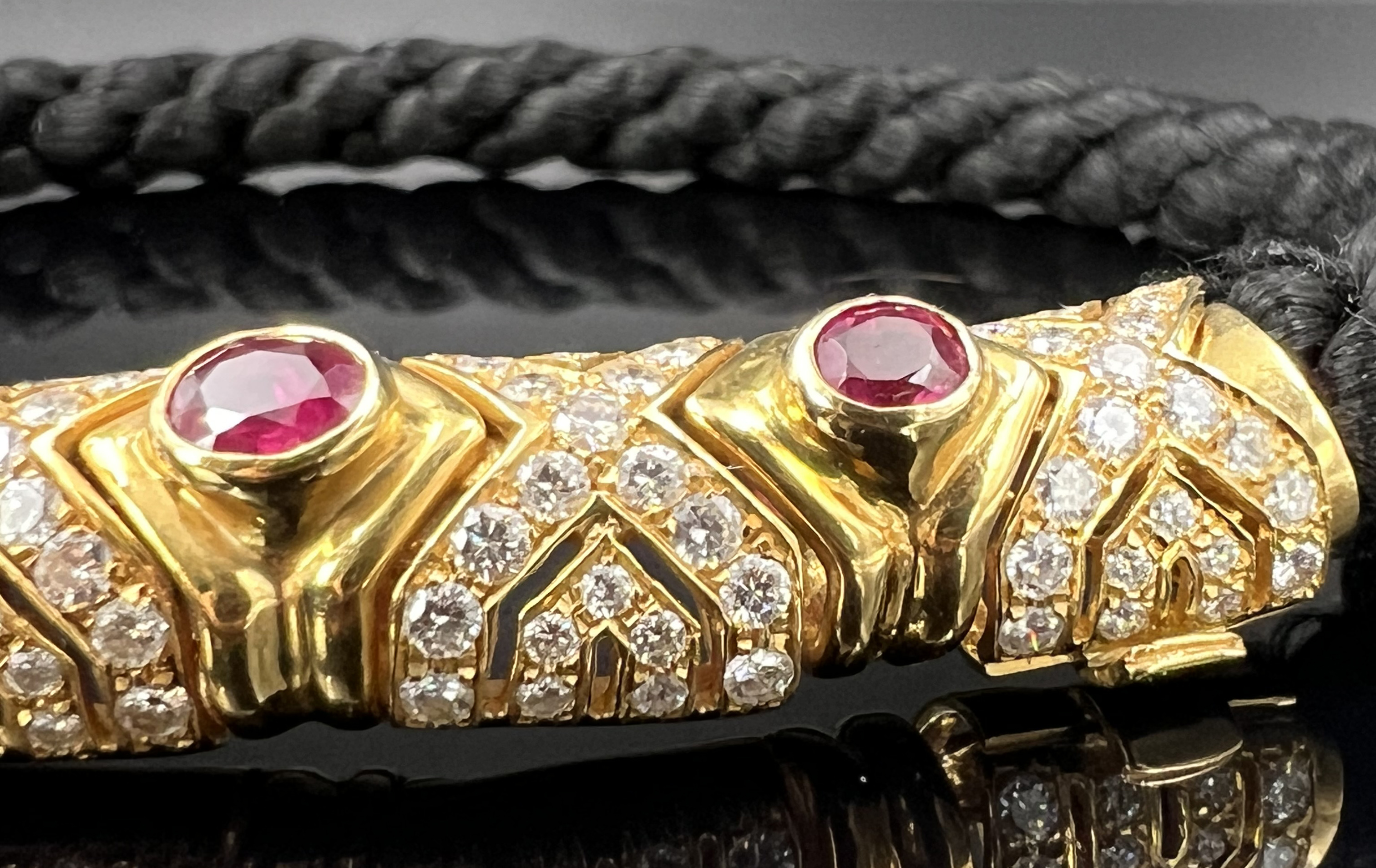 Necklace. 750 yellow gold with lavish diamond setting, red coloured stones and a braided band. - Image 4 of 13