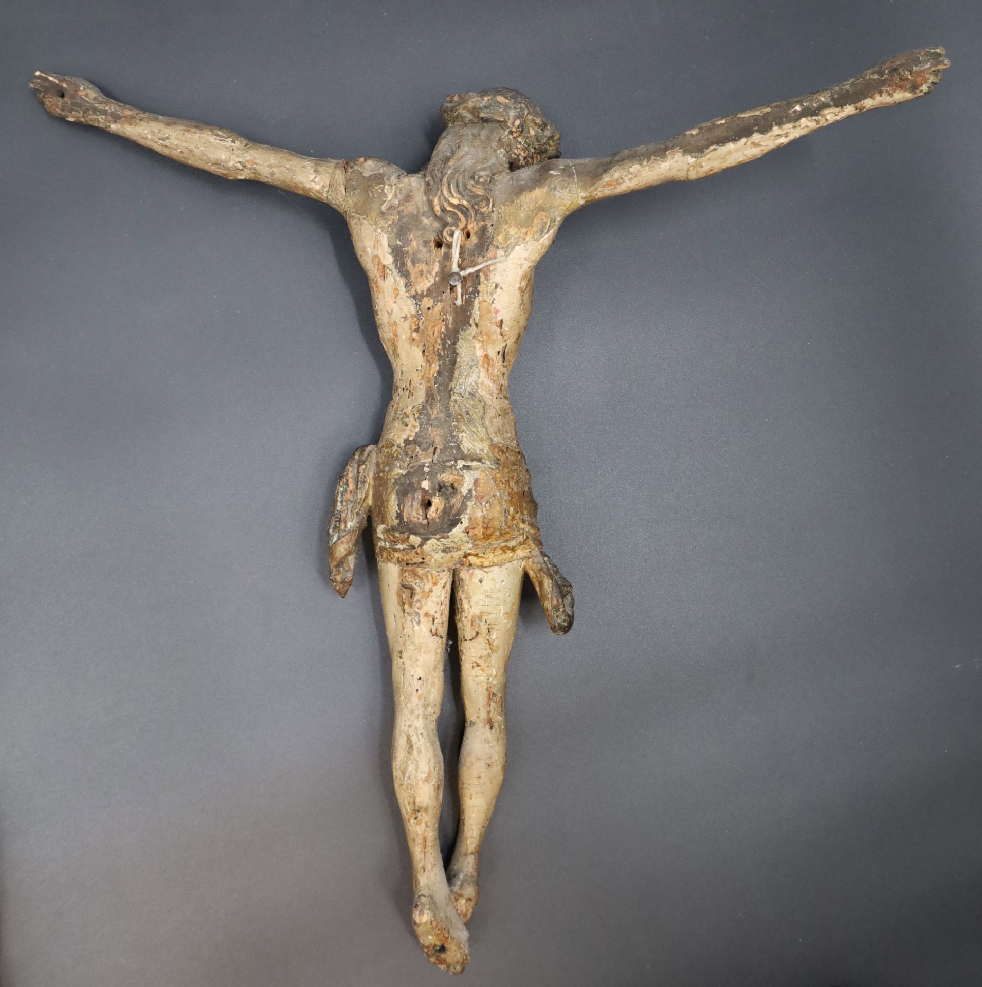 Zwei Holzfiguren. Gekreuzigter Christus. Wohl 18. / 19. Jahrhundert. - Bild 16 aus 19