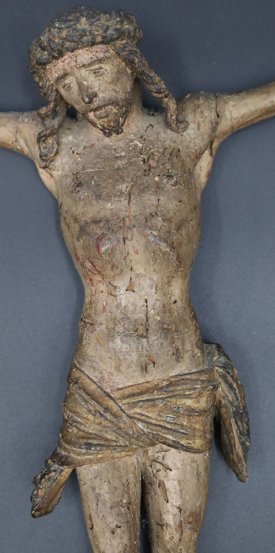 Zwei Holzfiguren. Gekreuzigter Christus. Wohl 18. / 19. Jahrhundert. - Bild 10 aus 19