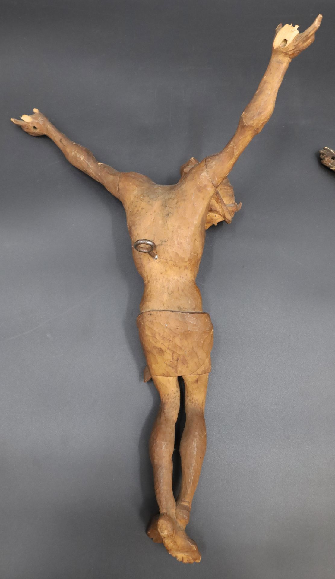 Zwei Holzfiguren. Gekreuzigter Christus. Wohl 18. / 19. Jahrhundert. - Bild 15 aus 19