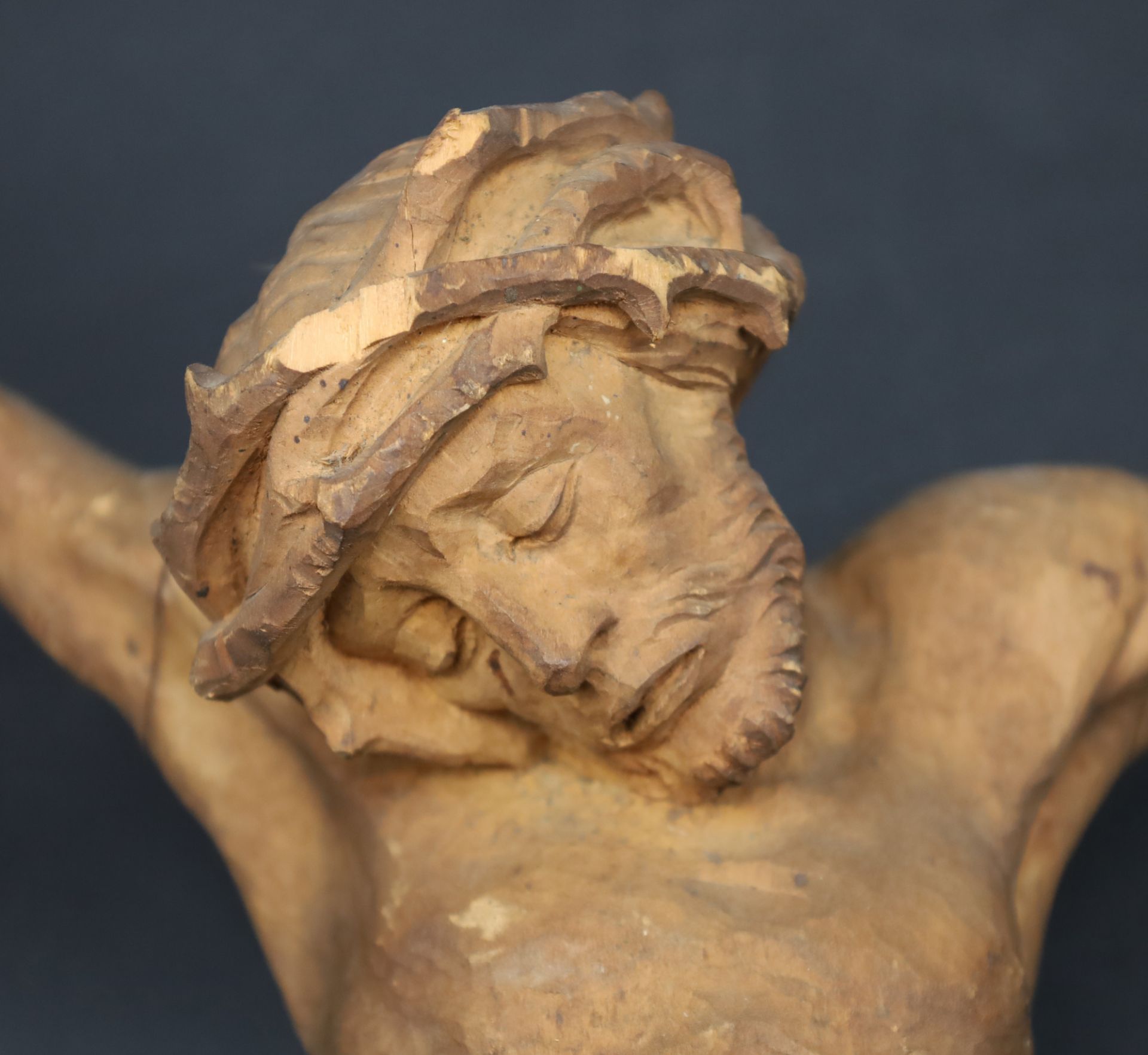 Zwei Holzfiguren. Gekreuzigter Christus. Wohl 18. / 19. Jahrhundert. - Bild 4 aus 19
