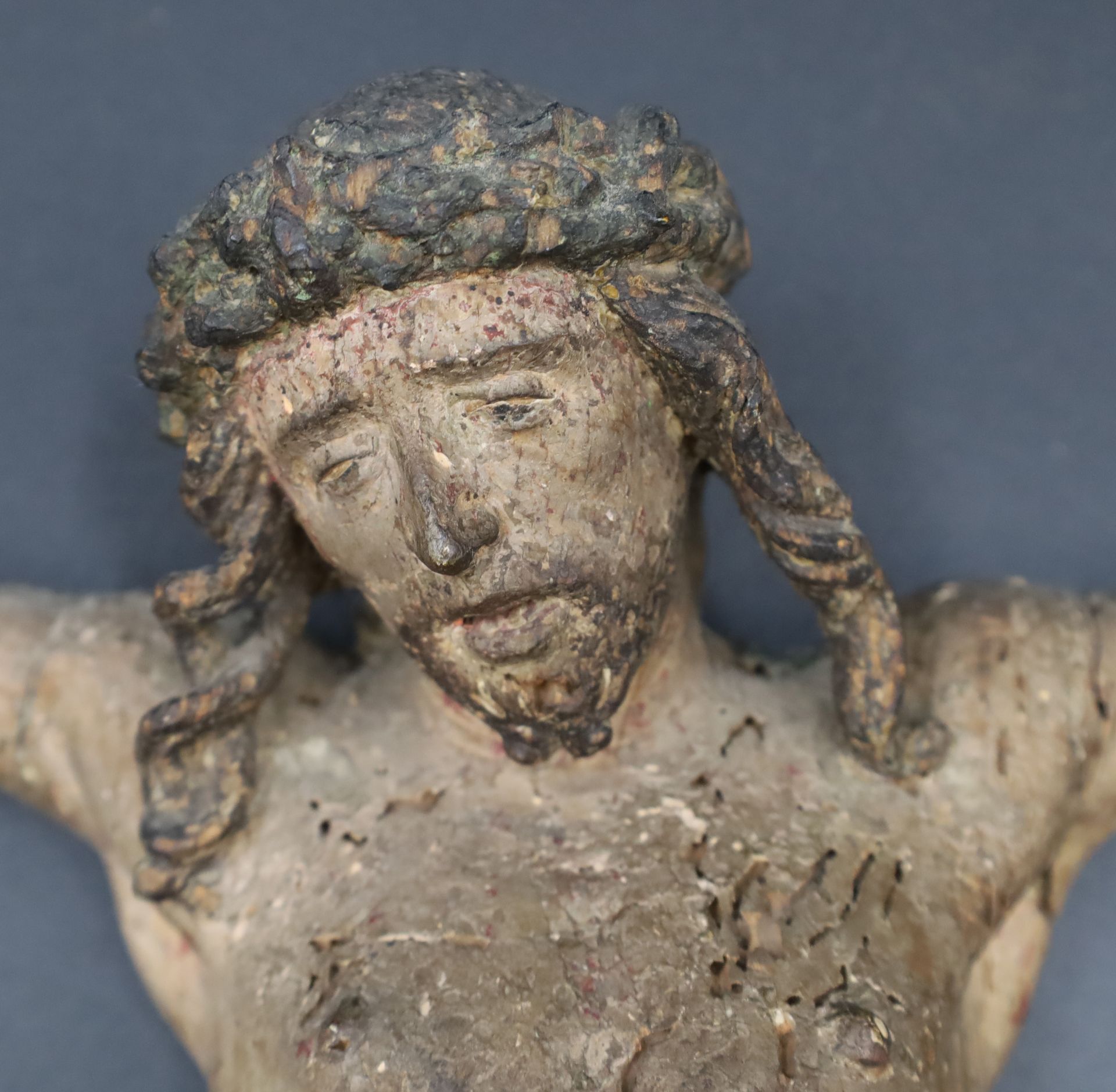 Zwei Holzfiguren. Gekreuzigter Christus. Wohl 18. / 19. Jahrhundert. - Bild 7 aus 19