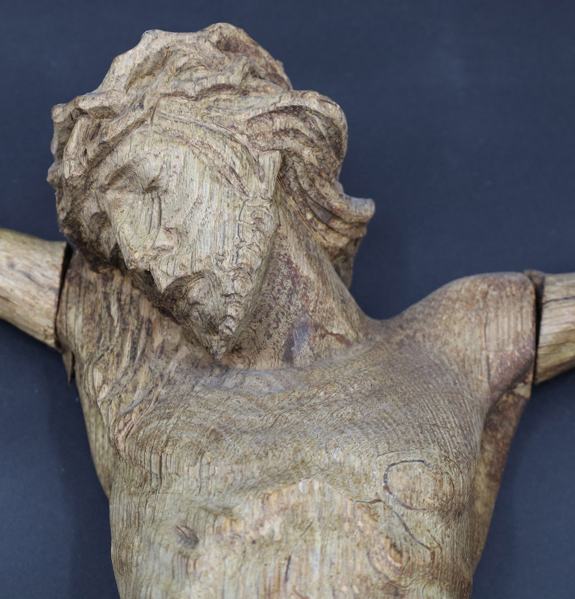 Holzfigur. Gekreuzigter Christus. 19. Jahrhundert. - Bild 2 aus 15