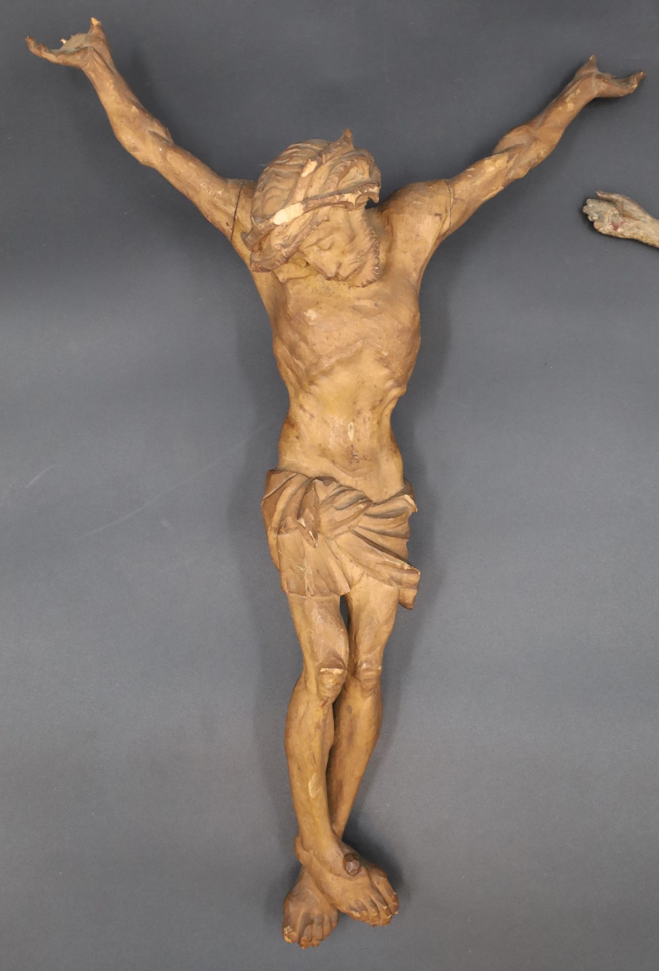 Zwei Holzfiguren. Gekreuzigter Christus. Wohl 18. / 19. Jahrhundert. - Bild 2 aus 19