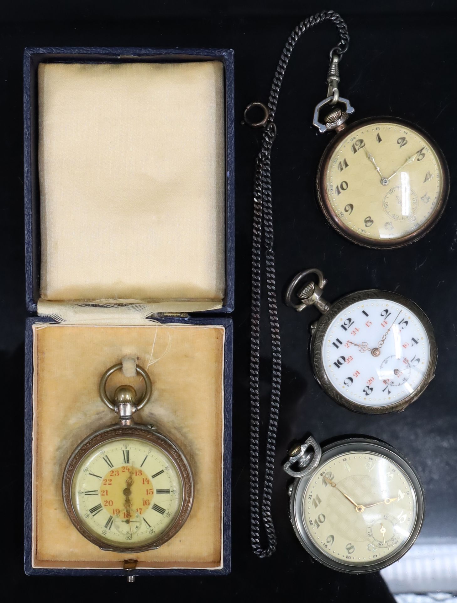 Vier verschiedene Taschenuhren. Um 1900.