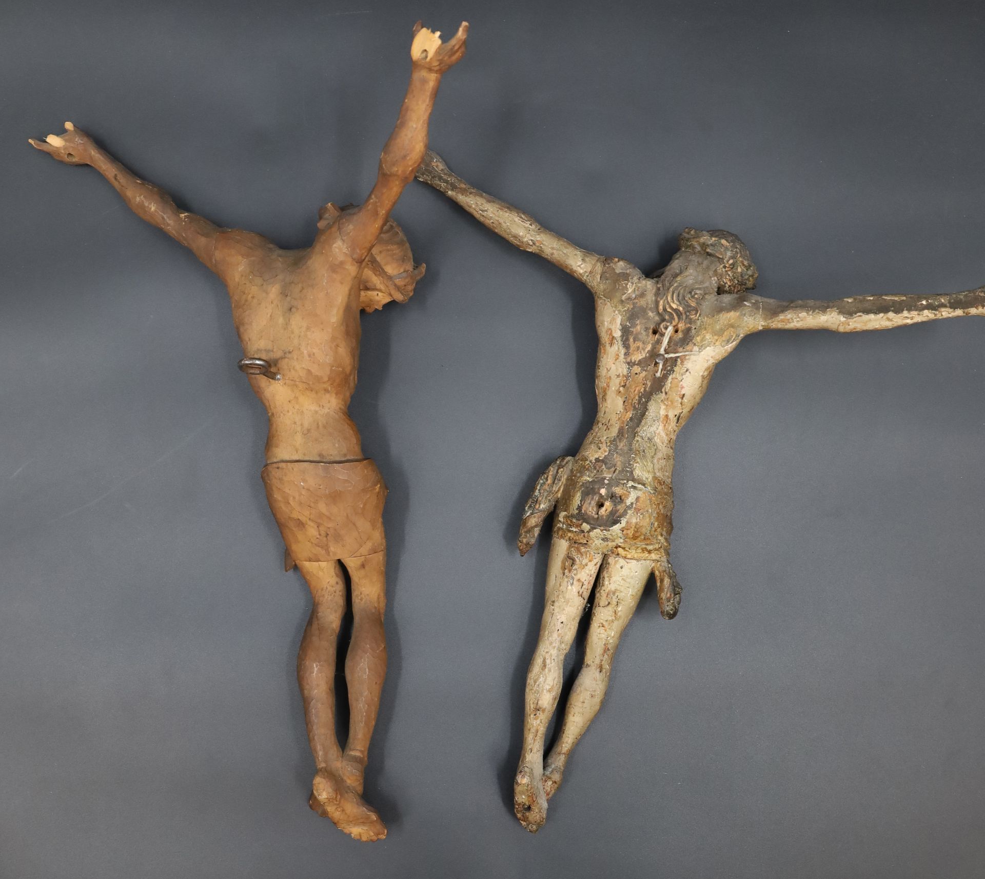 Zwei Holzfiguren. Gekreuzigter Christus. Wohl 18. / 19. Jahrhundert. - Bild 12 aus 19