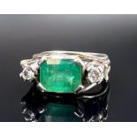 Ladies' ring. 590 white gold with an emerald and 2 small diamonds.