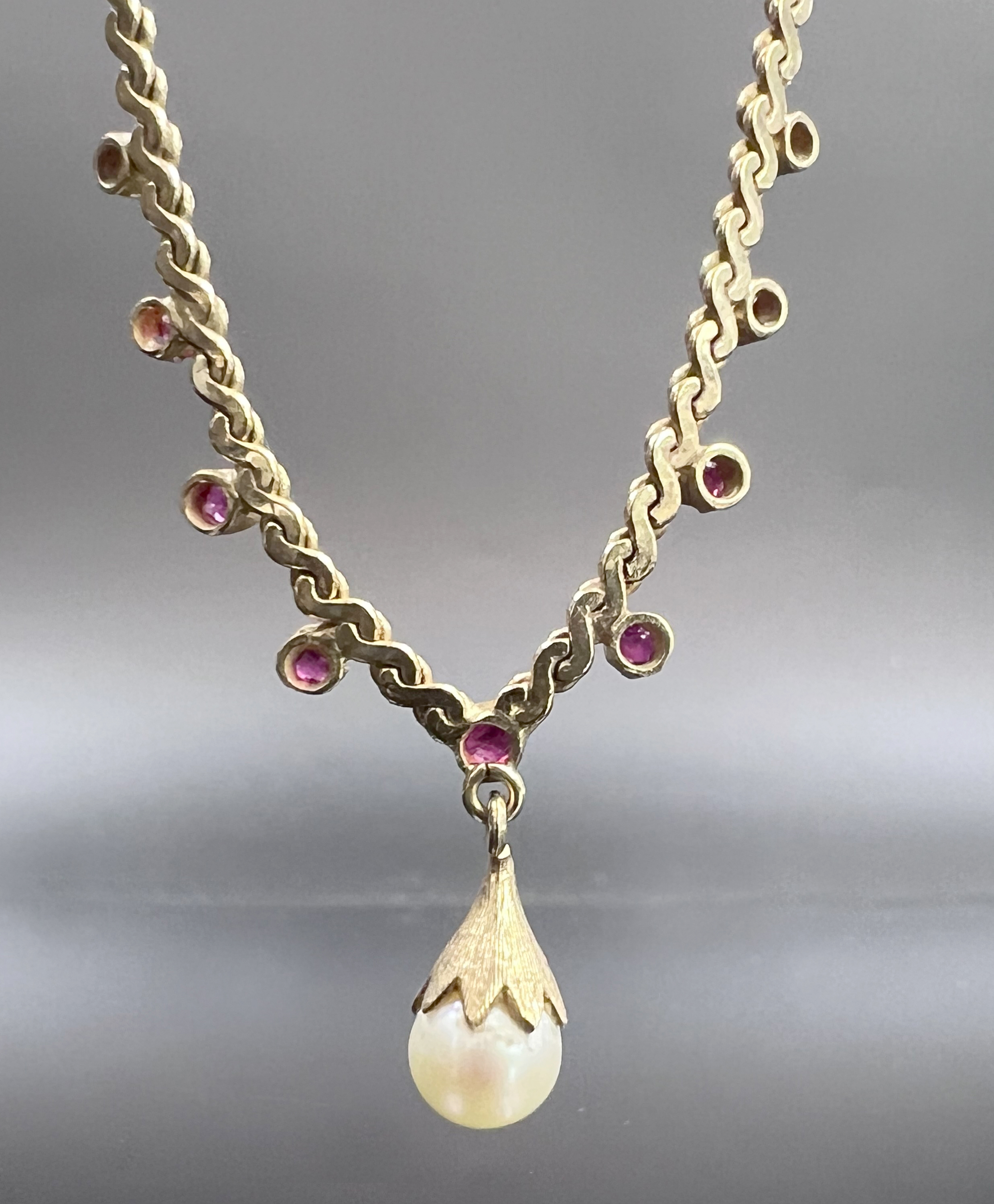 Necklace. 585 yellow gold with 9 small rubies and a pearl. - Image 2 of 5