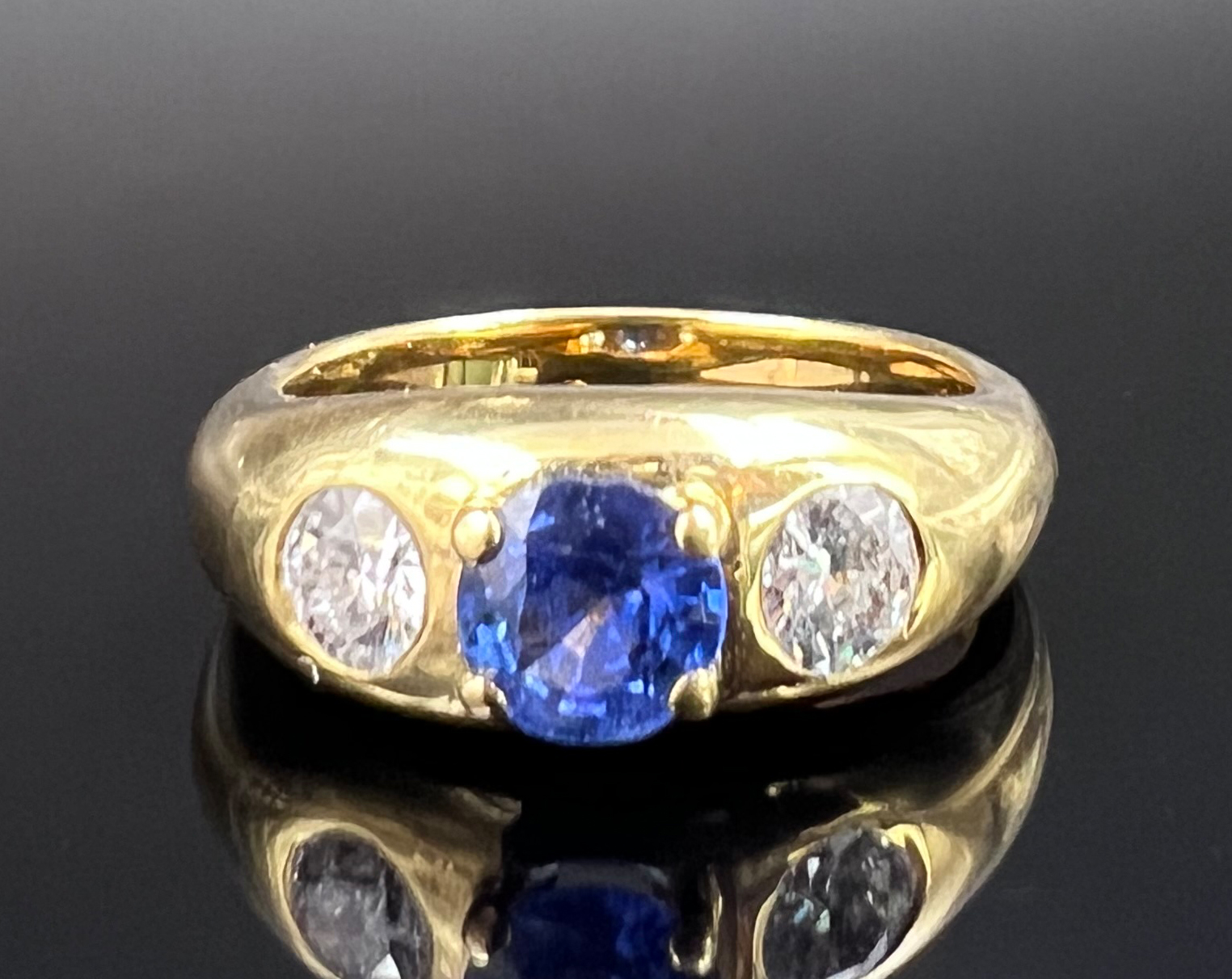 Ladies' ring. 750 yellow gold with 2 diamonds and a blue coloured stone.