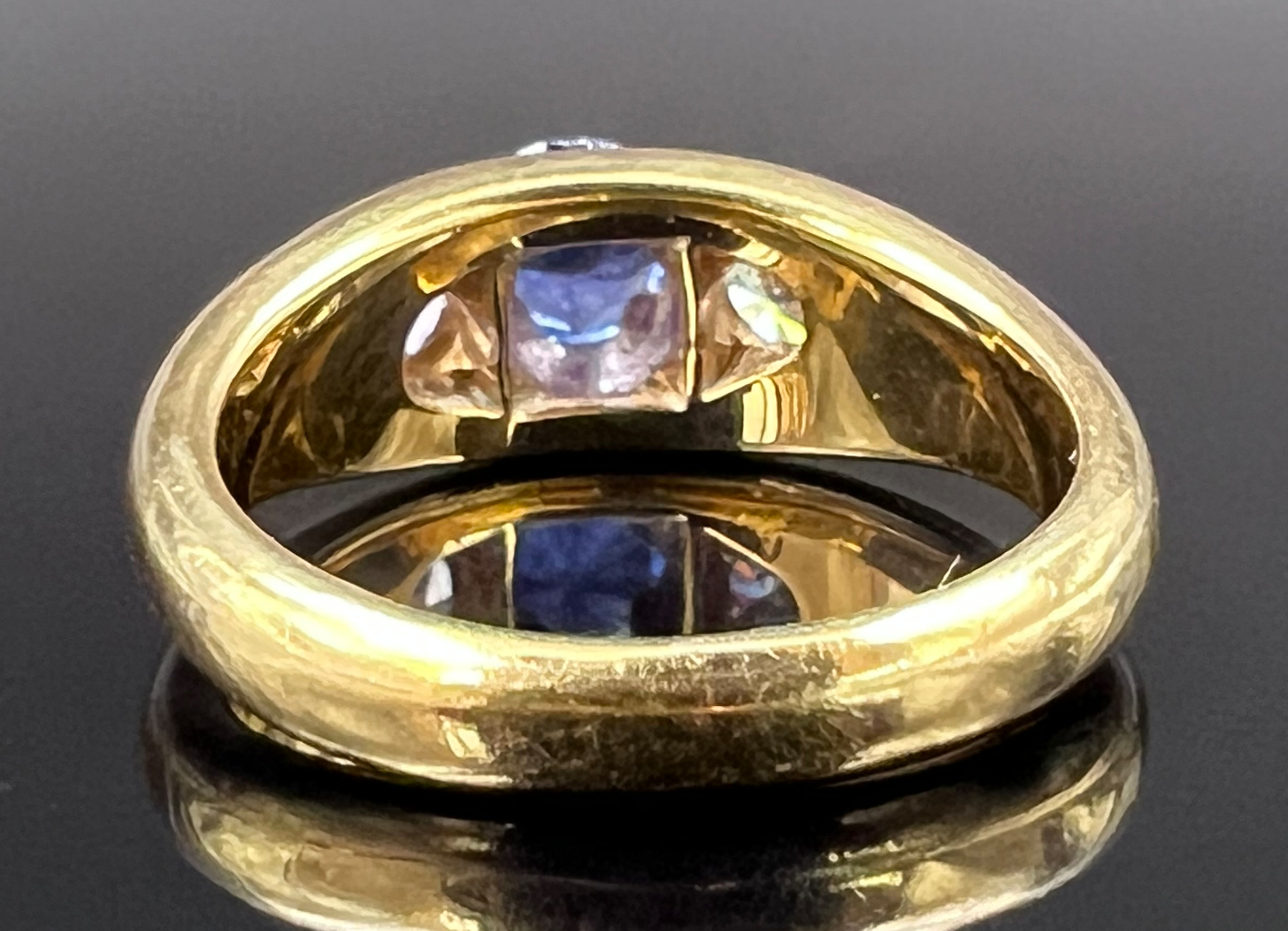 Ladies' ring. 750 yellow gold with 2 diamonds and a blue coloured stone. - Image 2 of 10