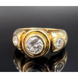 Ladies' ring. 750 yellow gold with three diamonds.