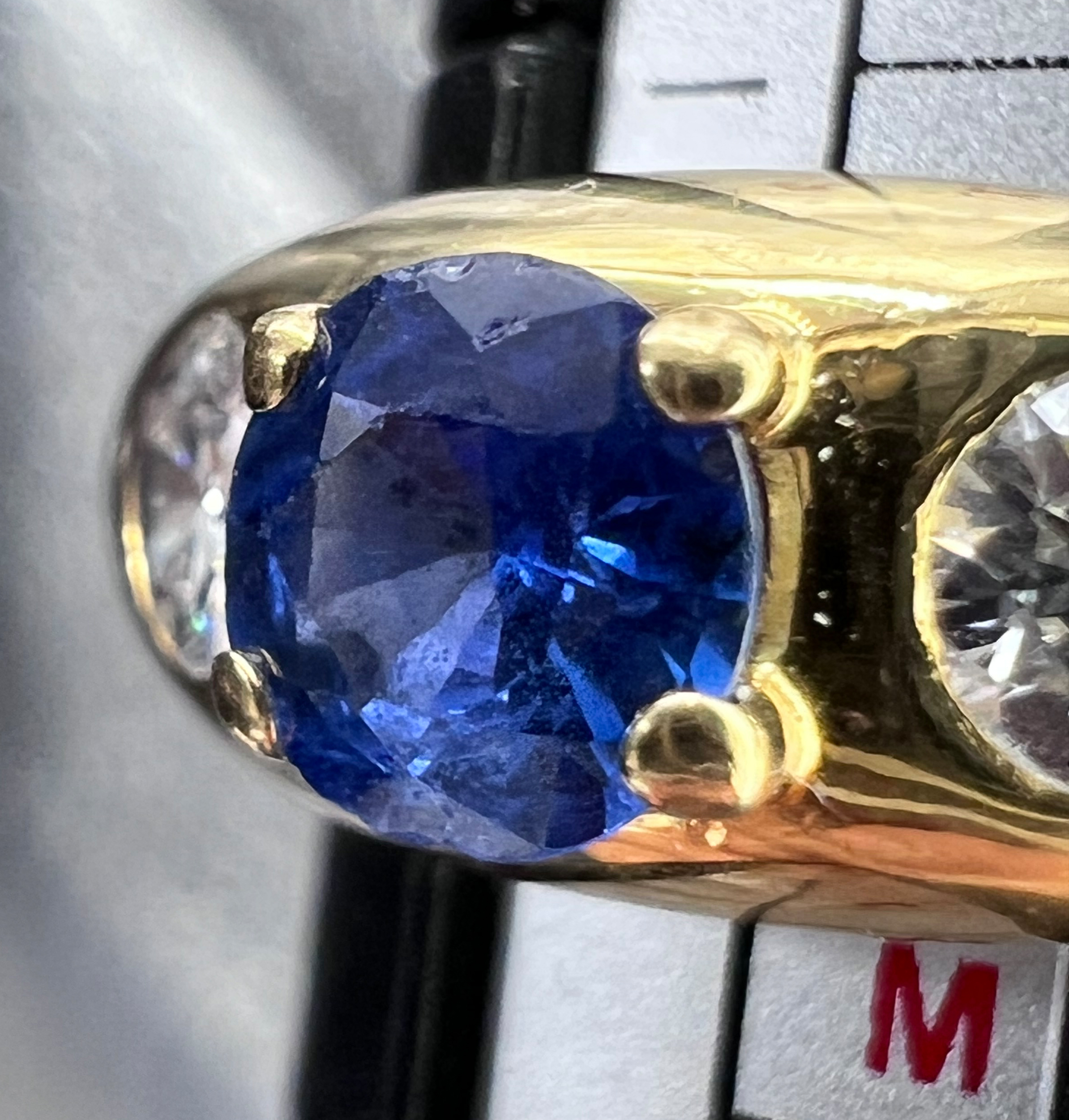 Ladies' ring. 750 yellow gold with 2 diamonds and a blue coloured stone. - Image 6 of 10