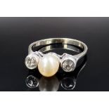 Ladies' ring. 750 white gold with two diamonds and a pearl. Art deco.