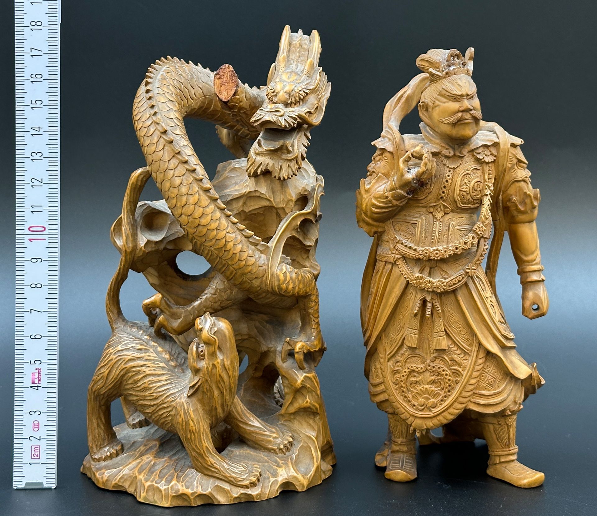 2 Holzfiguren. Krieger und Drache. Japan. Um 1920. - Bild 13 aus 13