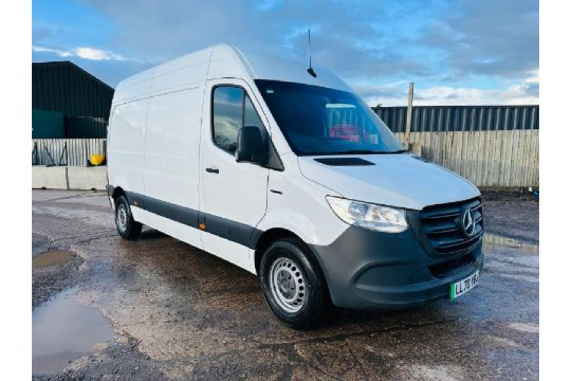 (RESERVE MET) MERCEDES SPRINTER MEDIUM WHEEL BASE HIGH ROOF PANEL VAN "AUTOMATIC" 1 OWNER