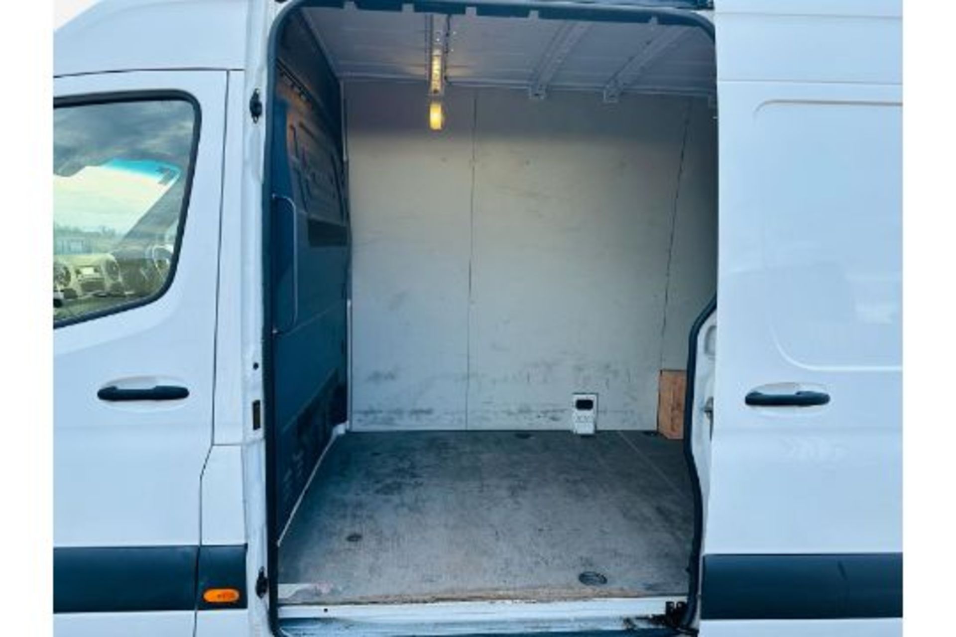 (RESERVE MET) MERCEDES SPRINTER MEDIUM WHEEL BASE HIGH ROOF PANEL VAN "AUTOMATIC" 1 OWNER - Image 13 of 29