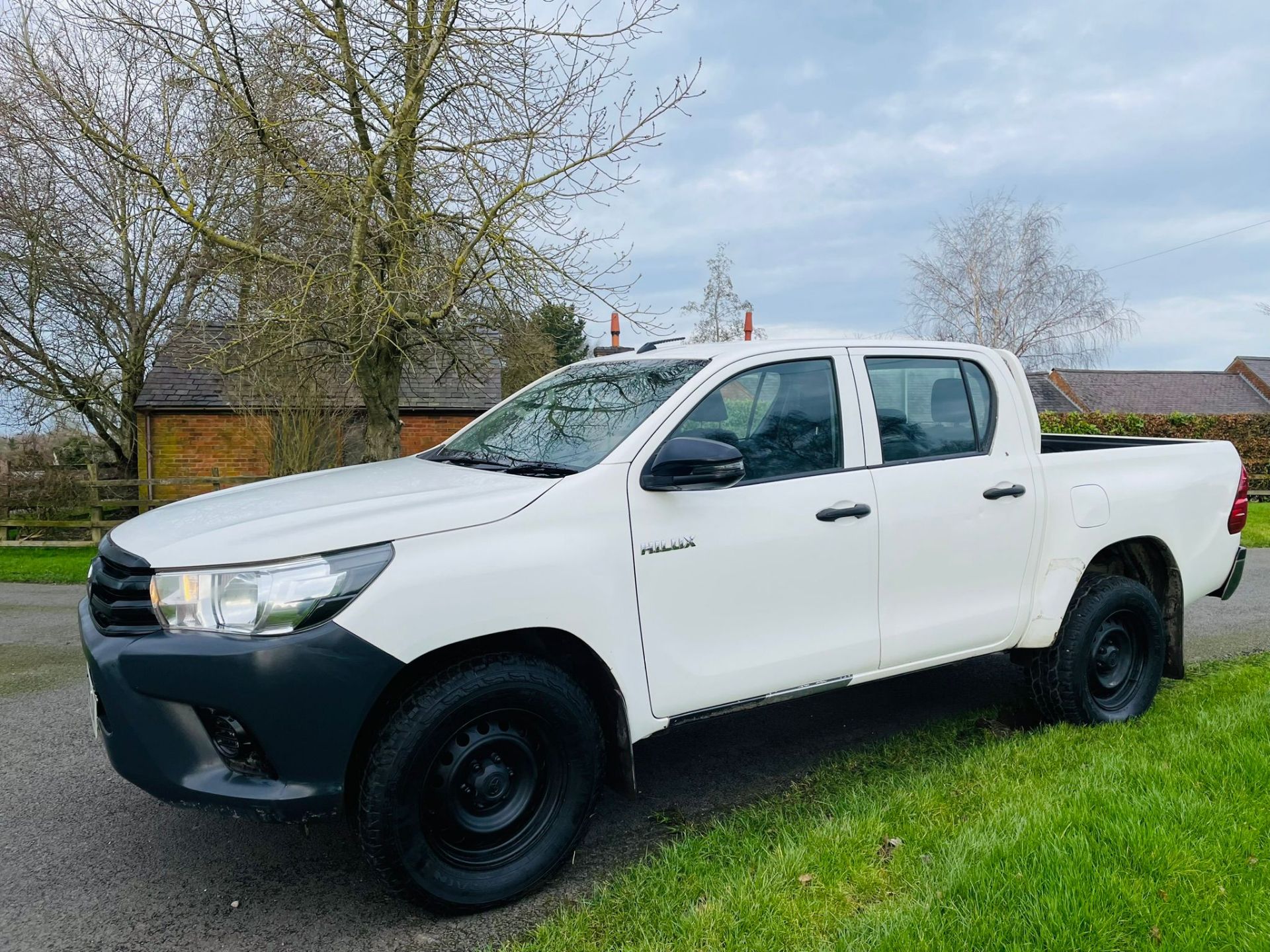 (Reserve Met) TOYOTA HILUX 2.4D-4D "Active" Double Cab Pick Up -18 Reg - 1 Owner - Only 68K Miles - Image 2 of 21