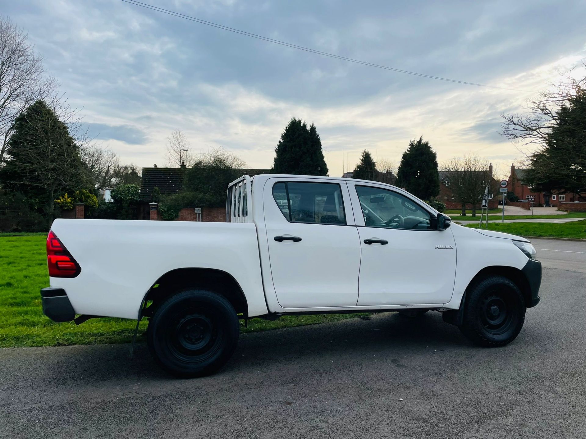 (Reserve Met) TOYOTA HILUX 2.4D-4D "Active" Double Cab Pick Up -18 Reg - 1 Owner - Only 68K Miles - Image 5 of 21