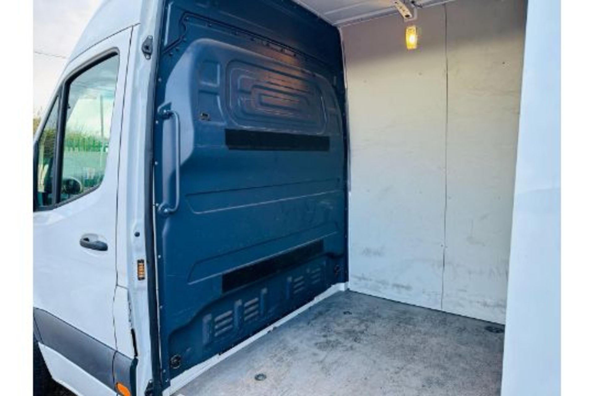 (RESERVE MET) MERCEDES SPRINTER MEDIUM WHEEL BASE HIGH ROOF PANEL VAN "AUTOMATIC" 1 OWNER - Image 11 of 29