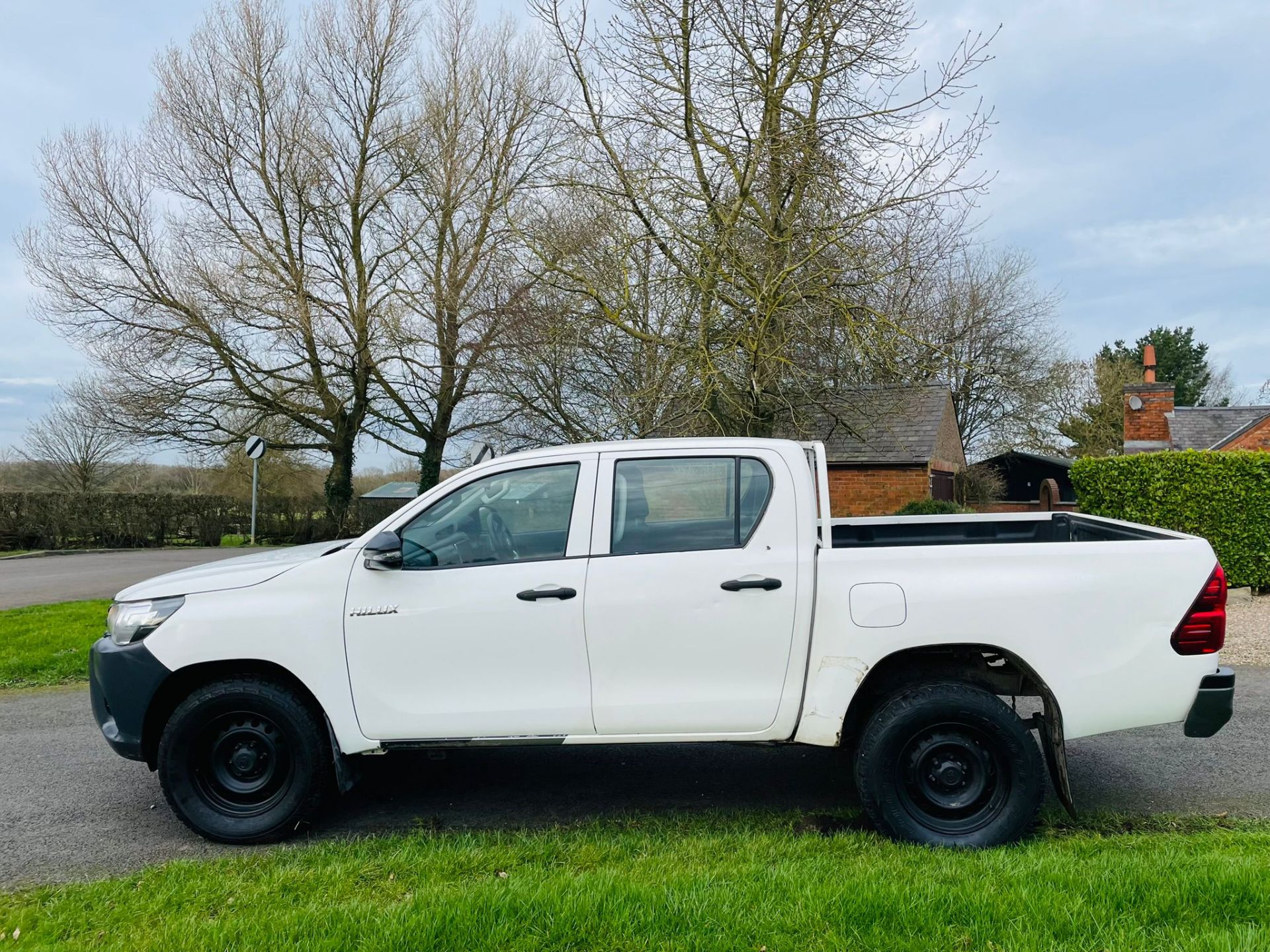 (Reserve Met) TOYOTA HILUX 2.4D-4D "Active" Double Cab Pick Up -18 Reg - 1 Owner - Only 68K Miles - Image 7 of 21