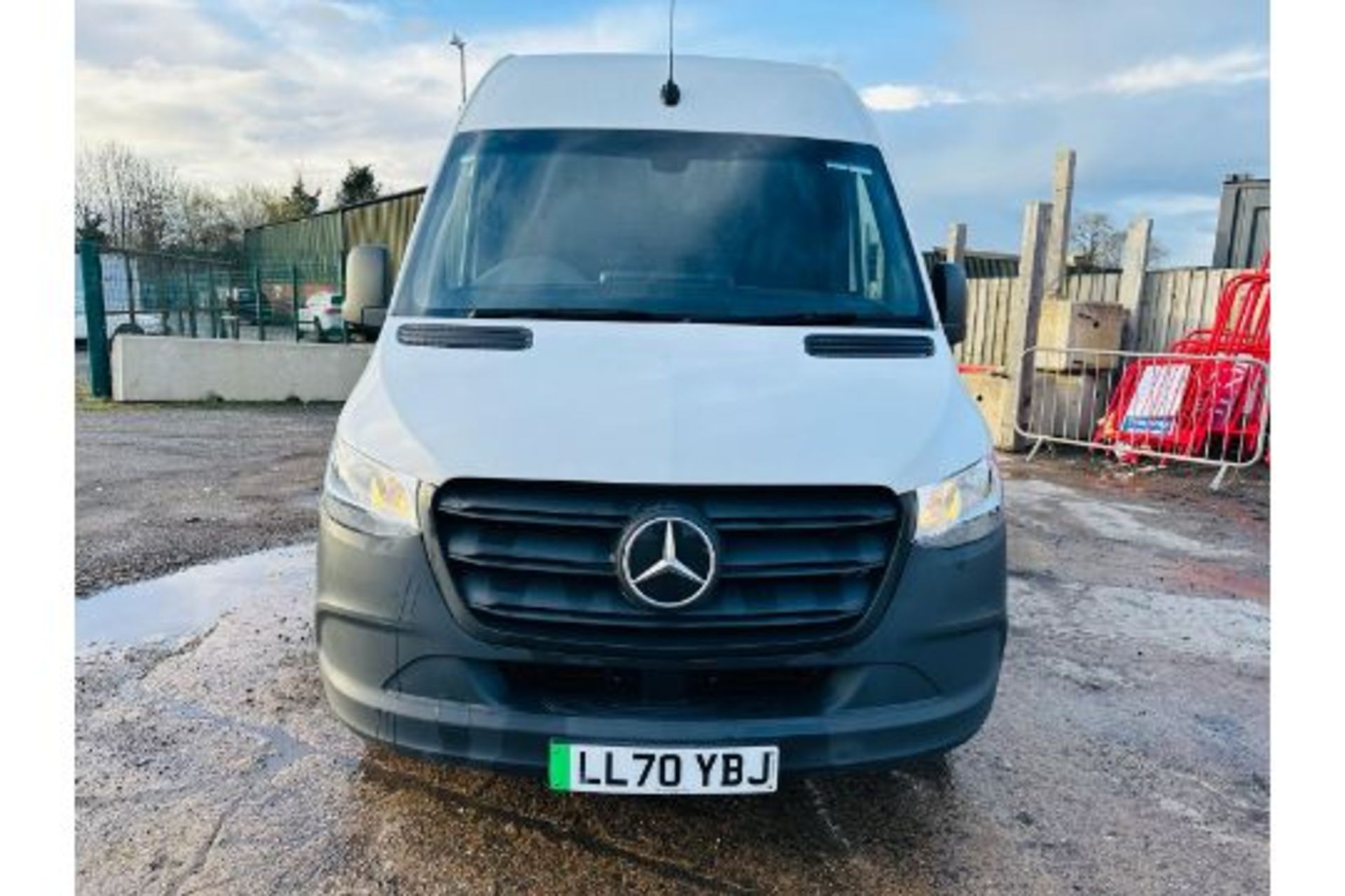 (RESERVE MET) MERCEDES SPRINTER MEDIUM WHEEL BASE HIGH ROOF PANEL VAN "AUTOMATIC" 1 OWNER - Image 9 of 29