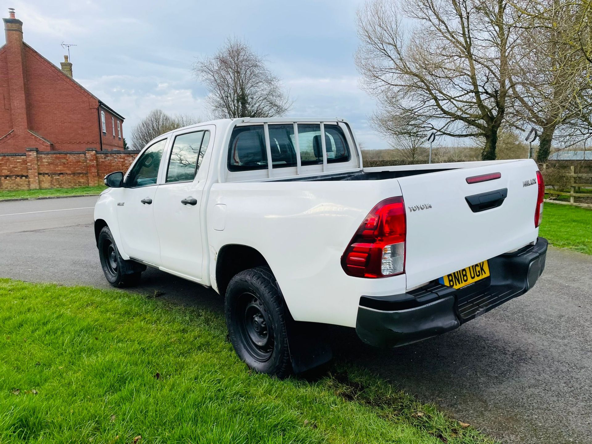 (Reserve Met) TOYOTA HILUX 2.4D-4D "Active" Double Cab Pick Up -18 Reg - 1 Owner - Only 68K Miles - Image 4 of 21