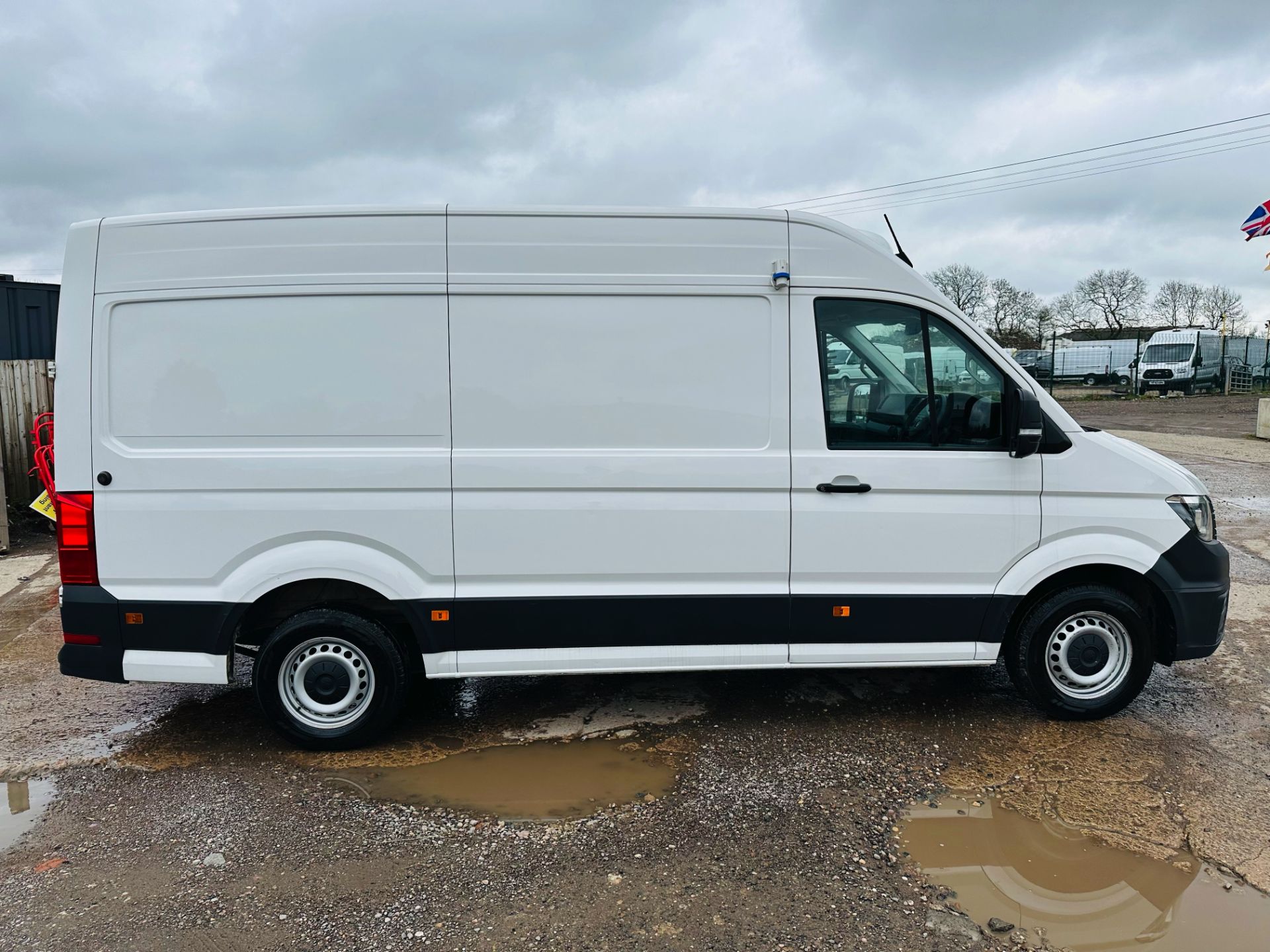 Volkswagen Crafter Cr35 2.0 TDI Fridge Freezer/Chiller Van *Trendline Edition* - 2021 Model - FSH! - Image 9 of 35