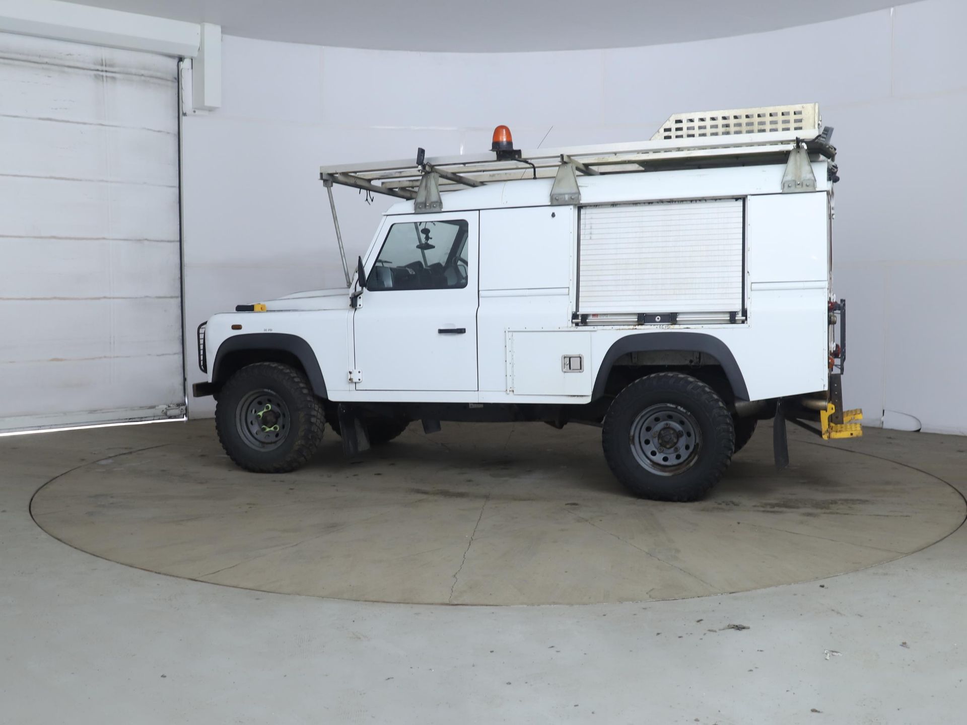 (RESERVE MET)Land Rover Defender 2.2TDCI 110 Hard Top Specialist Utilty 2014 63 Reg -Winch -MUST SEE - Image 2 of 12