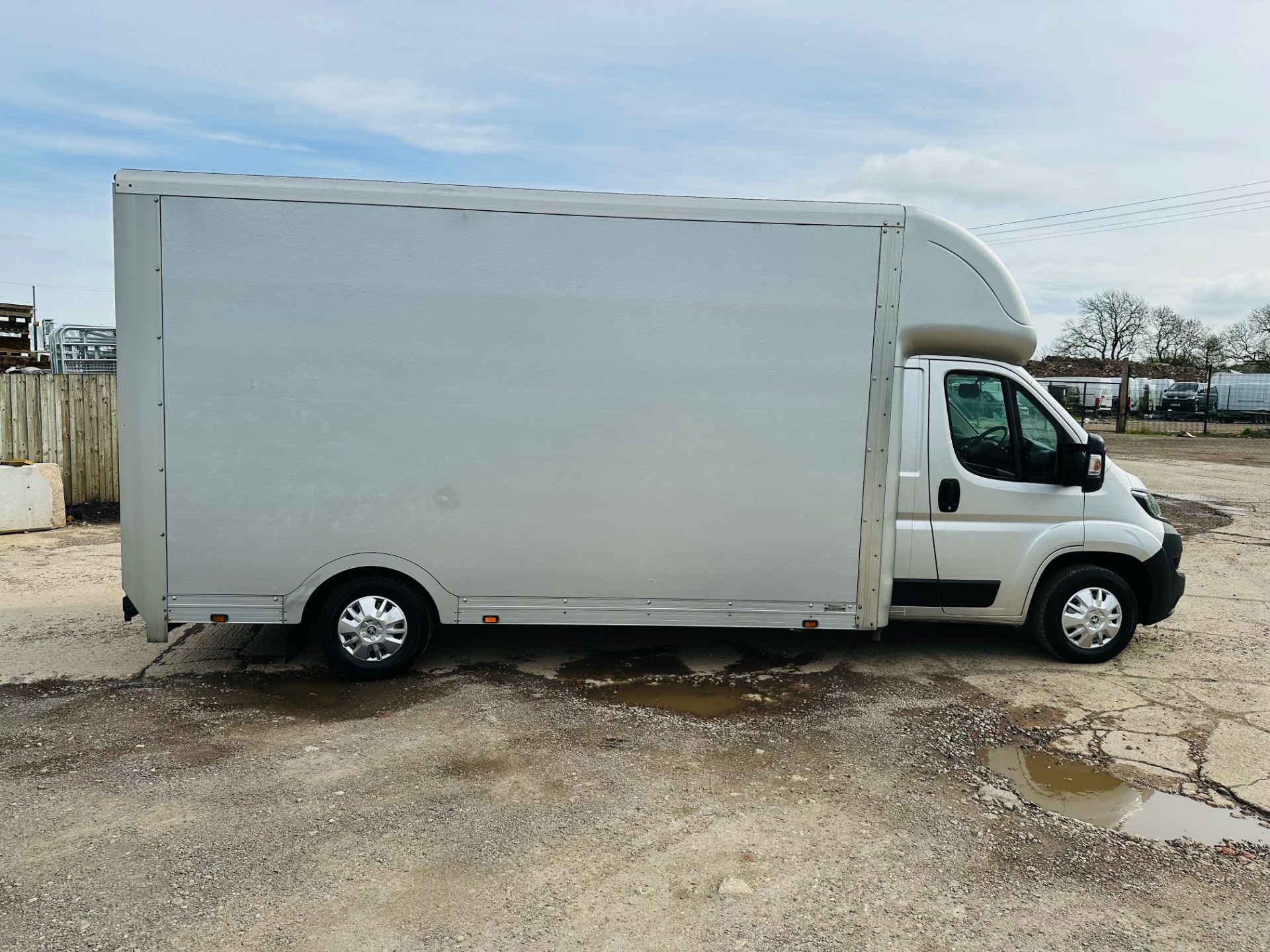 Peugeot Boxer 335 *LWB - Low Loader / Maxi Loader* (2018 - 68 Reg) 2.0 Blue Hdi *Euro 6* (3500 KG) - Image 9 of 30