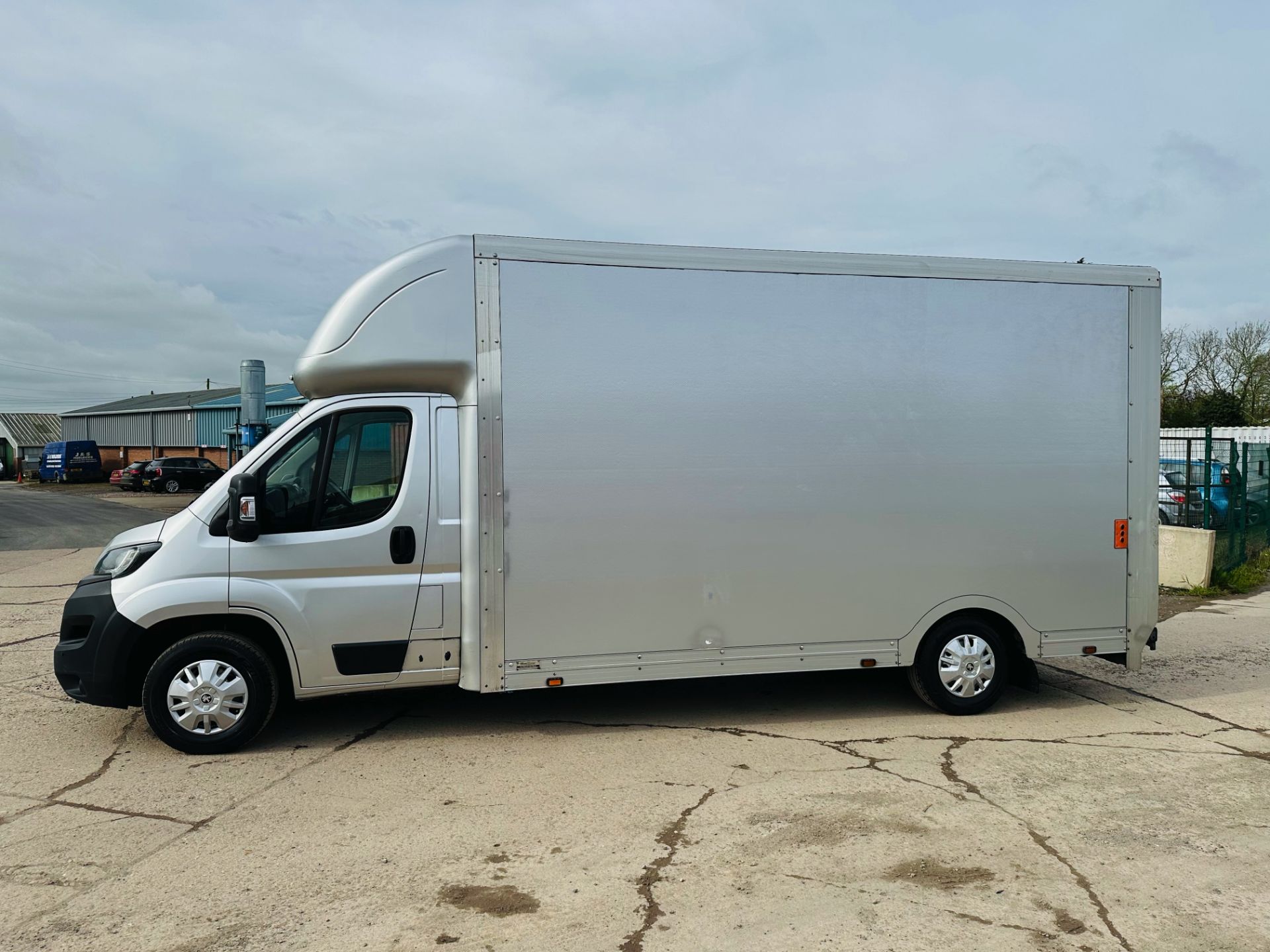 Peugeot Boxer 335 *LWB - Low Loader / Maxi Loader* (2018 - 68 Reg) 2.0 Blue Hdi *Euro 6* (3500 KG) - Image 5 of 30