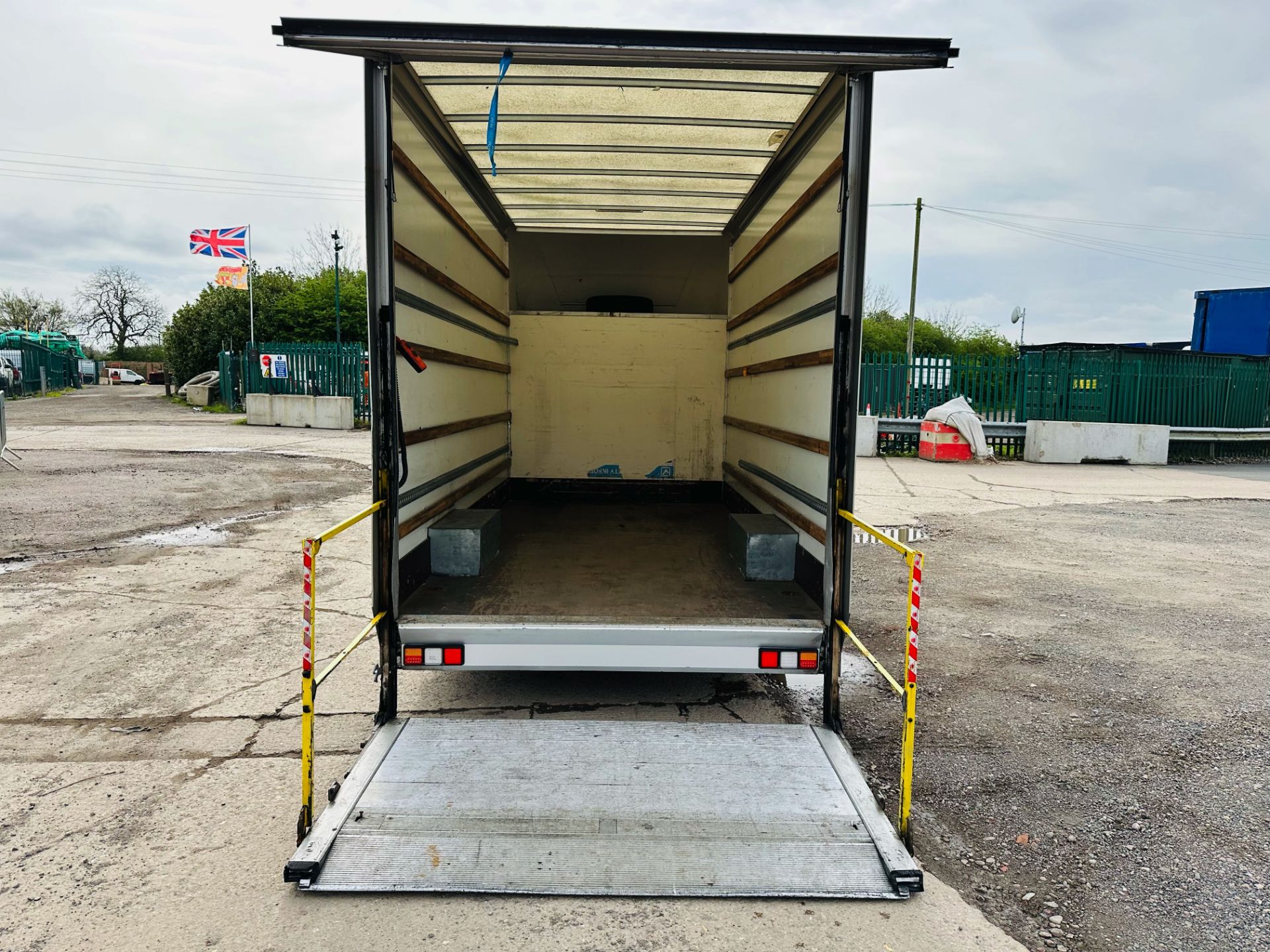 Peugeot Boxer 335 *LWB - Low Loader / Maxi Loader* (2018 - 68 Reg) 2.0 Blue Hdi *Euro 6* (3500 KG) - Image 10 of 30