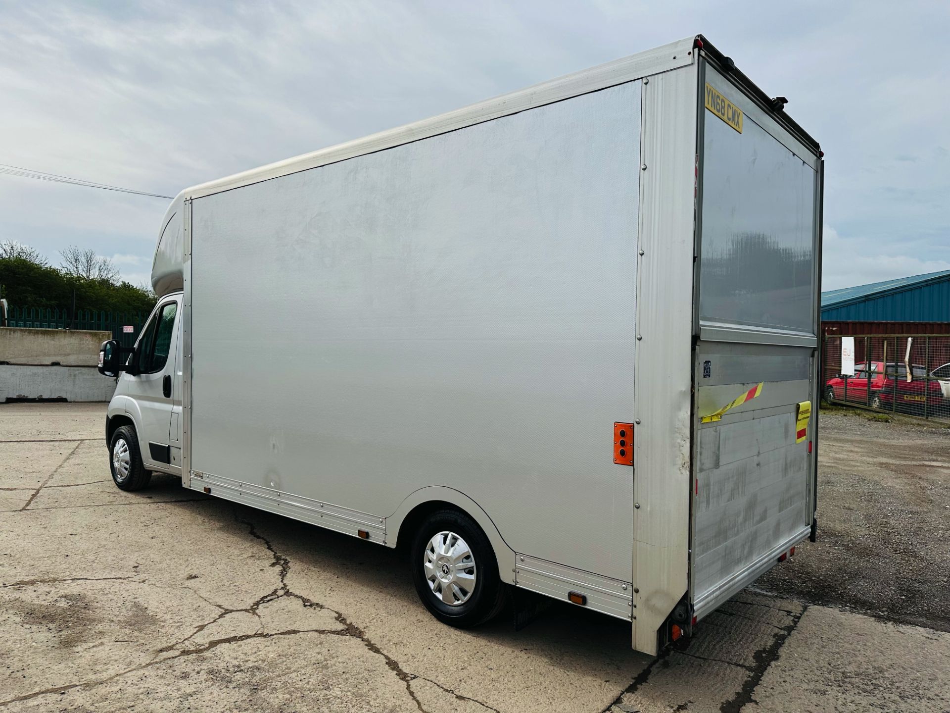 Peugeot Boxer 335 *LWB - Low Loader / Maxi Loader* (2018 - 68 Reg) 2.0 Blue Hdi *Euro 6* (3500 KG) - Image 6 of 30