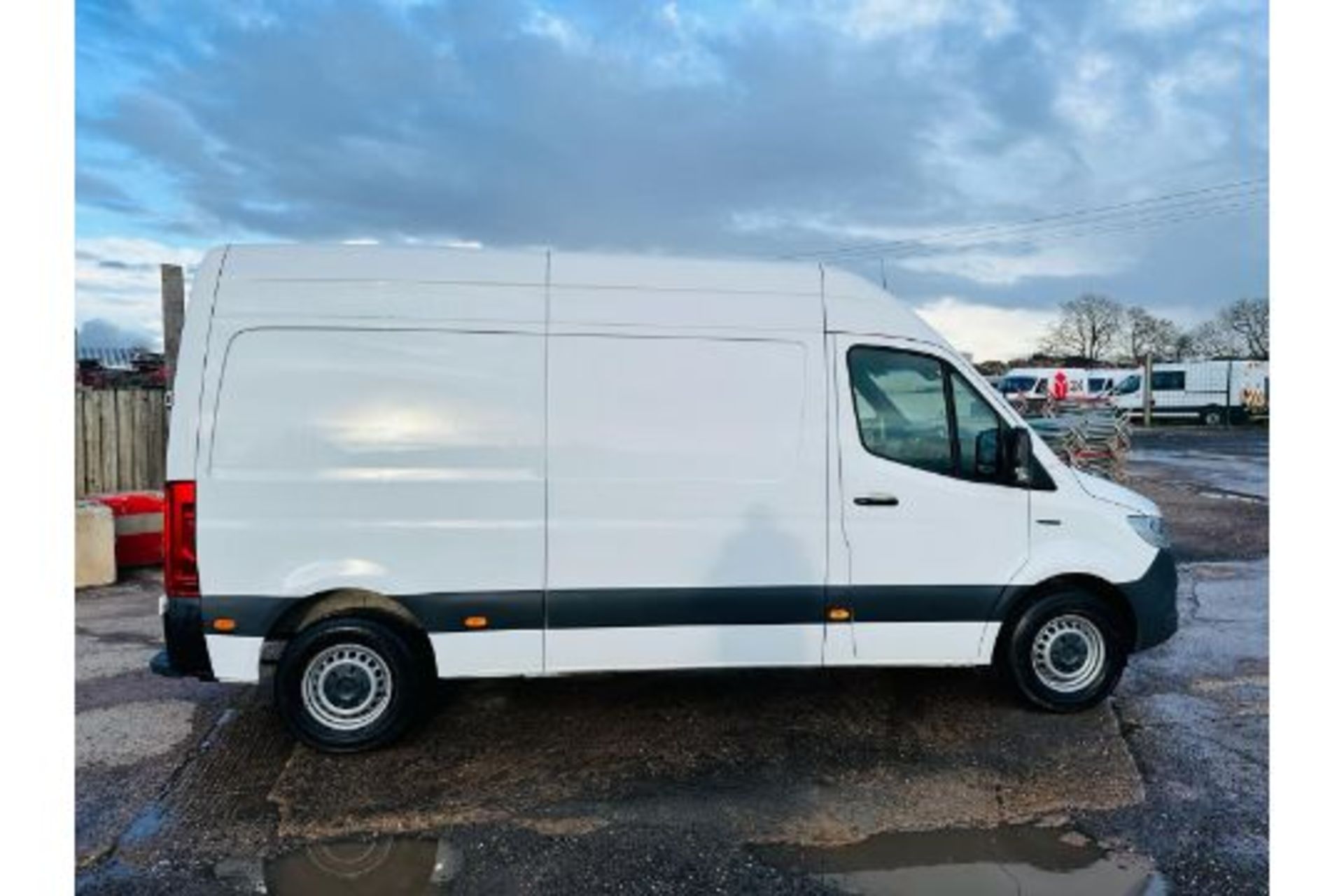 Reserve Met - MERCEDES SPRINTER MWB "AUTOMATIC" PROGRESSIVE - 2021 MODEL - AIR CON- ONLY 1000 MILES - Image 3 of 14