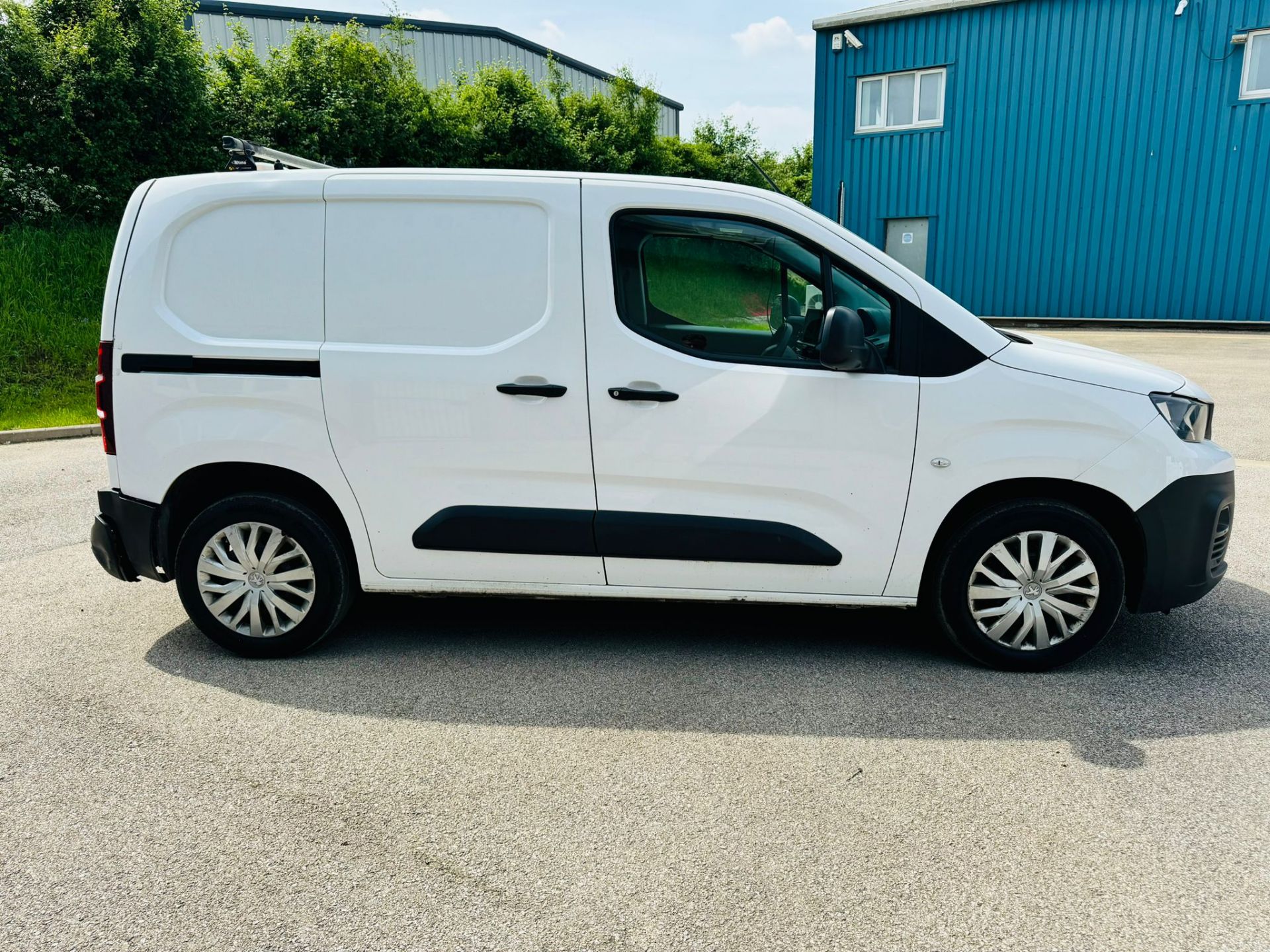 (RESERVE MET)PEUGEOT PARTNER 1.5 HDI "Professional Van" 2021 Reg - 1 Owner - Air Con - Sat Nav - Image 3 of 17