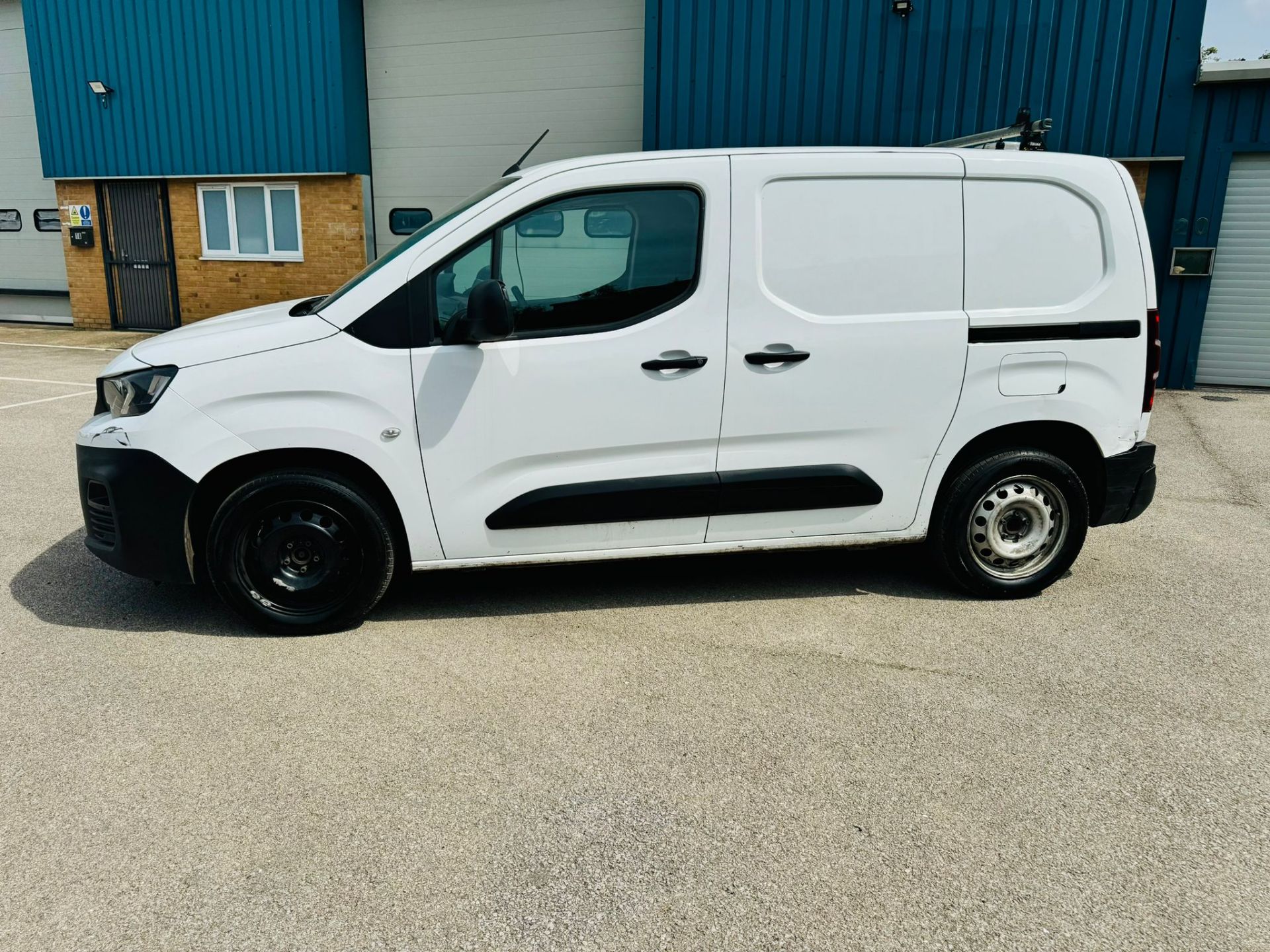 (RESERVE MET)PEUGEOT PARTNER 1.5 HDI "Professional Van" 2021 Reg - 1 Owner - Air Con - Sat Nav - Image 4 of 17