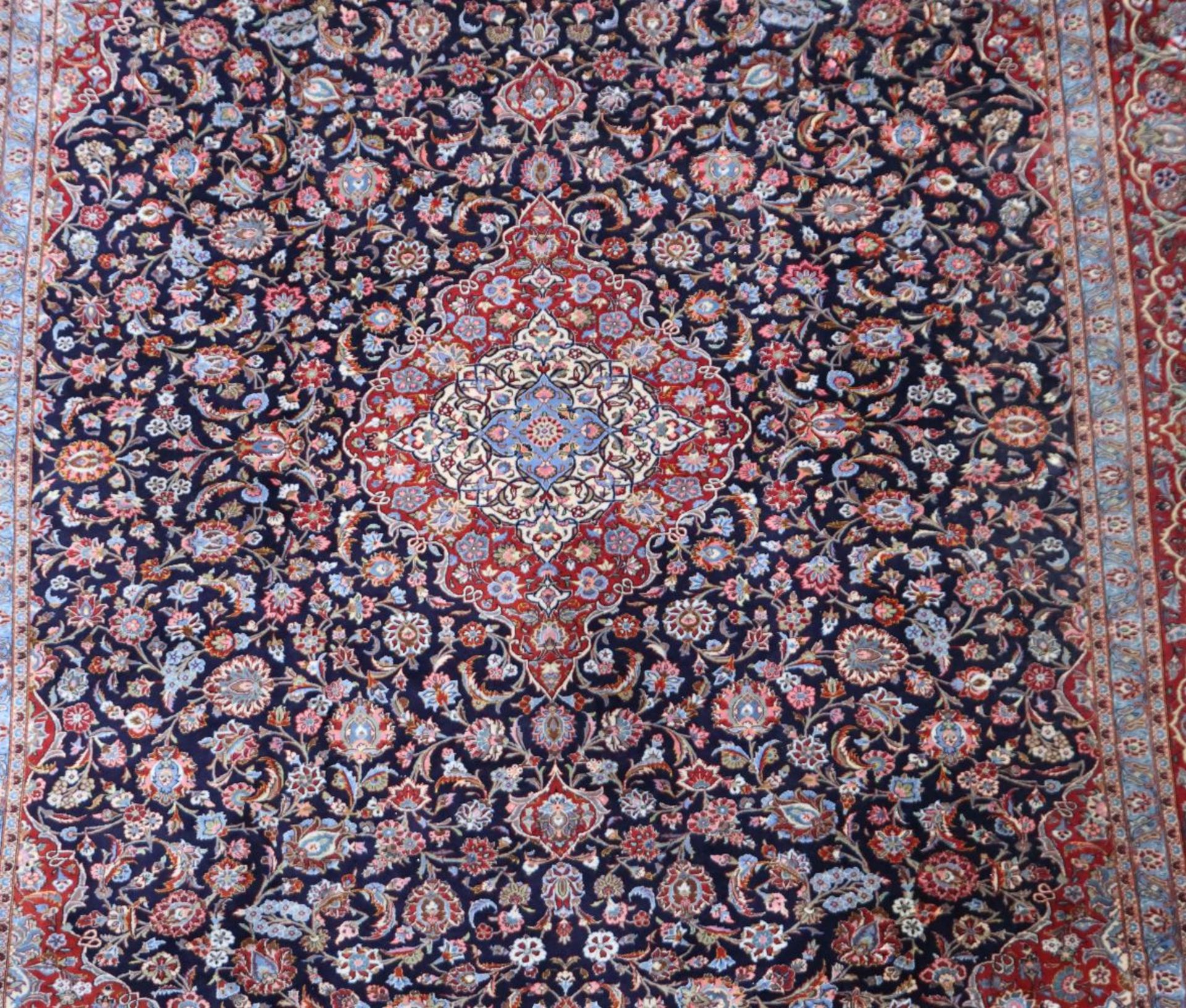 Signierter Medaillonteppich Persien, - Bild 2 aus 3