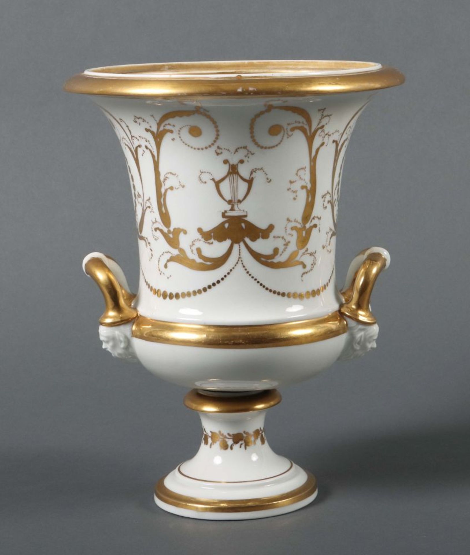 Kratervase mit Goldstaffage