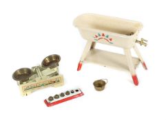 Blechwanne und Blechwaage 1.H.20. Jh., Wanne auf vier hohen Beinen, Ausguss, Art-Deco Spritzdekor, L