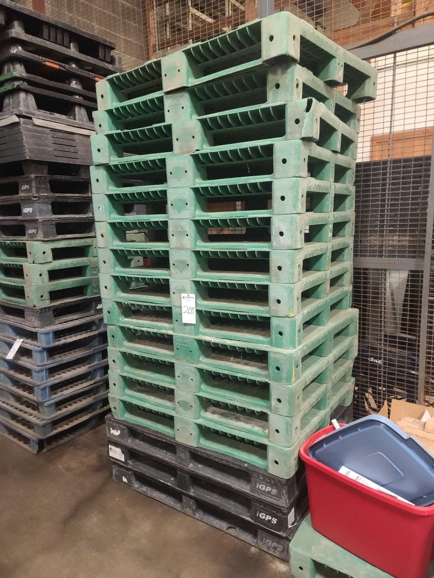 Lot of 16 Plastic Pallets 48" x 40"