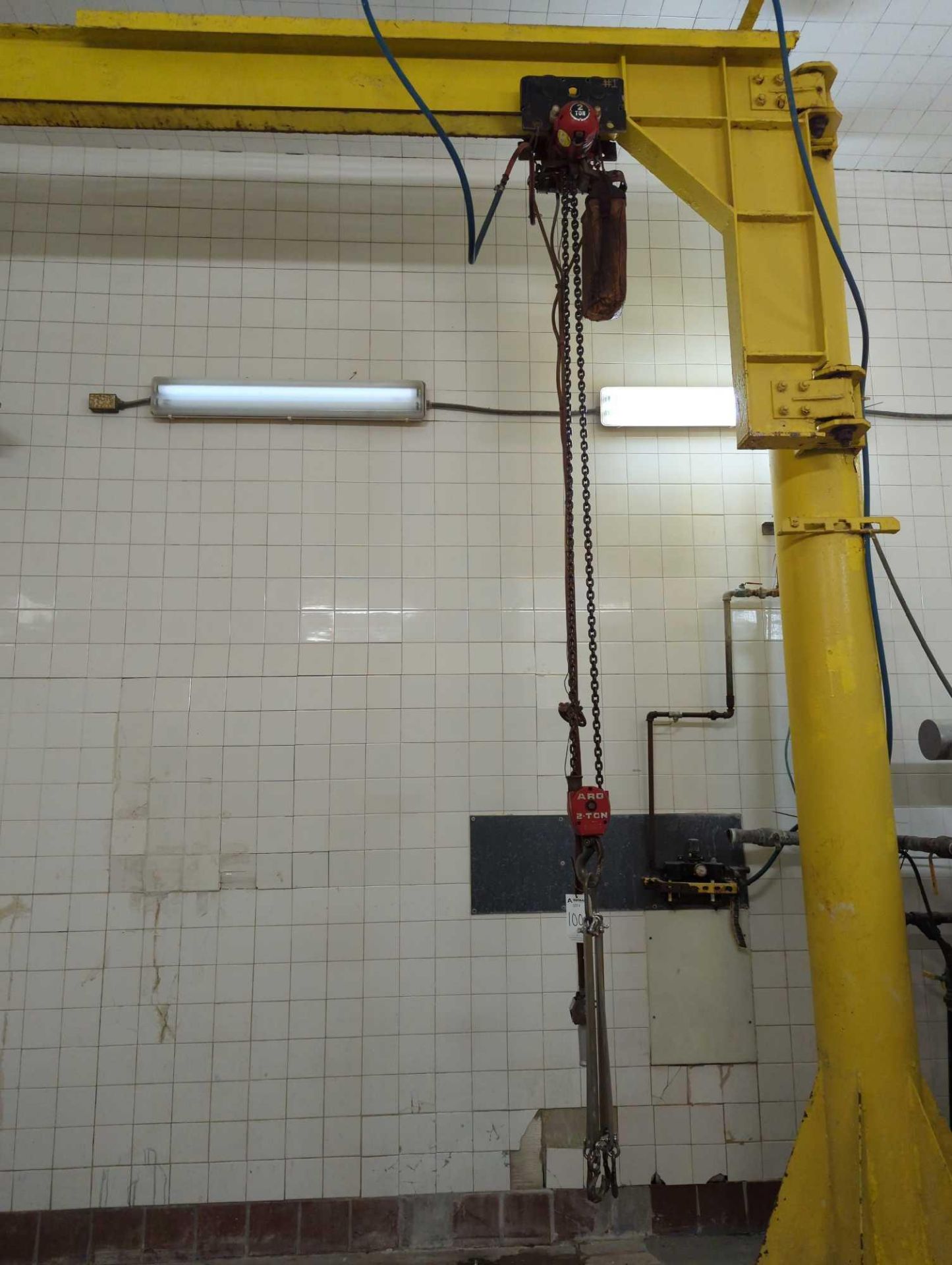 Swing Arm Crane With 2 Ton Hoist - Image 5 of 6