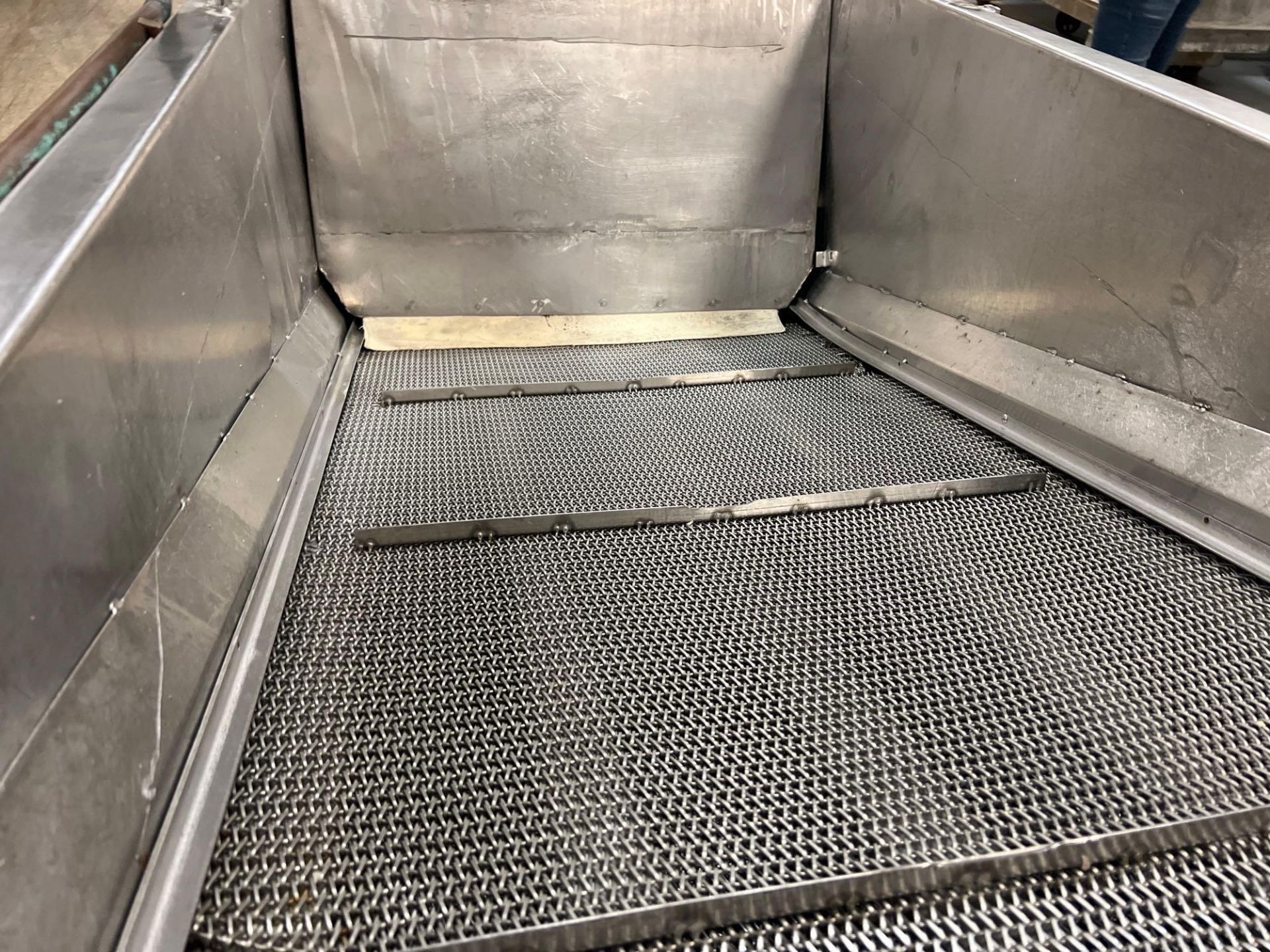 Cleated Mesh Incline Conveyor - Image 13 of 17