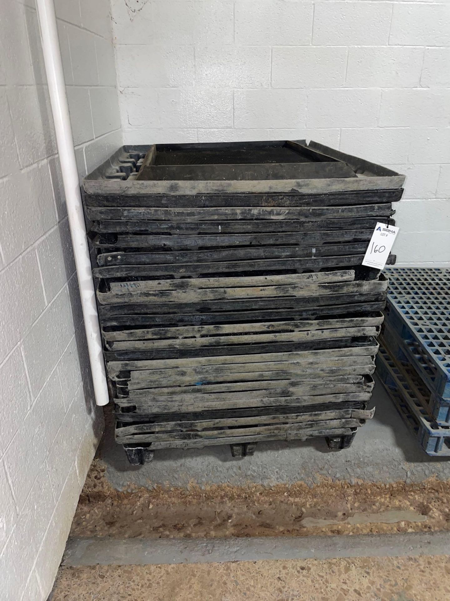 Plastic Pallets - Image 2 of 3