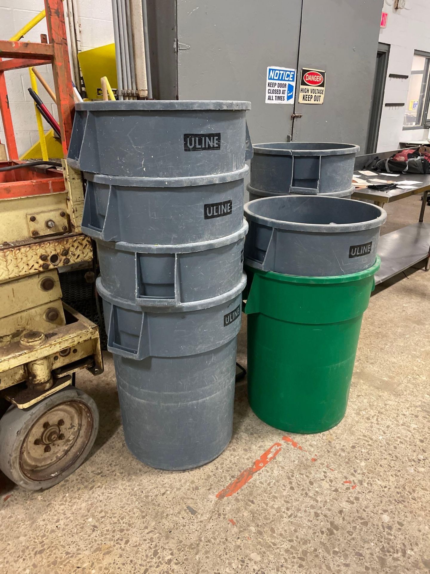 Lot of 10 Trash Cans - Image 3 of 4