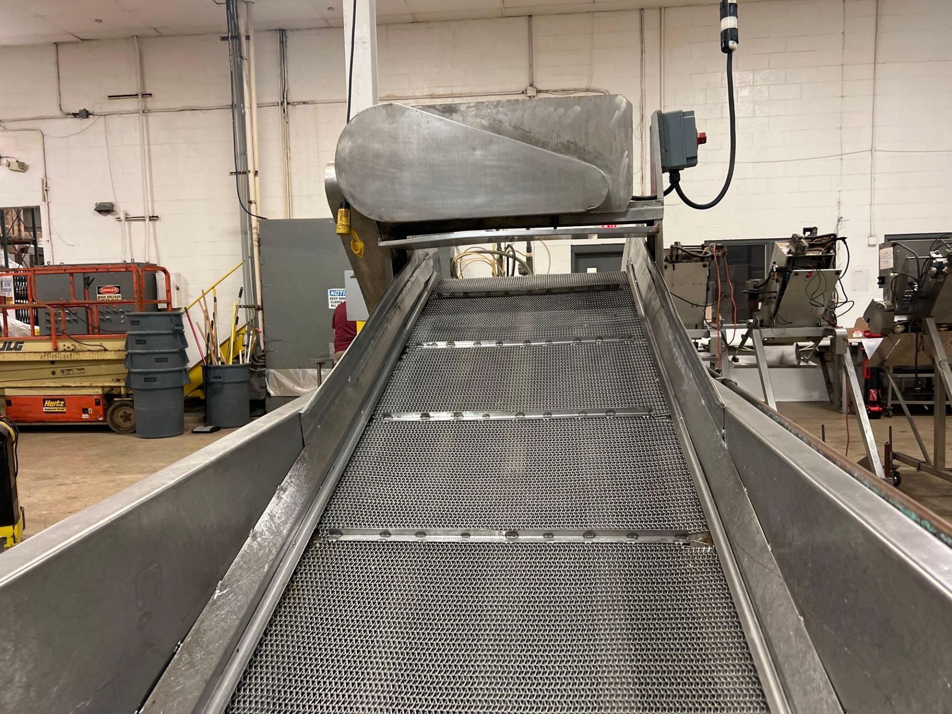 Cleated Mesh Incline Conveyor - Image 12 of 17