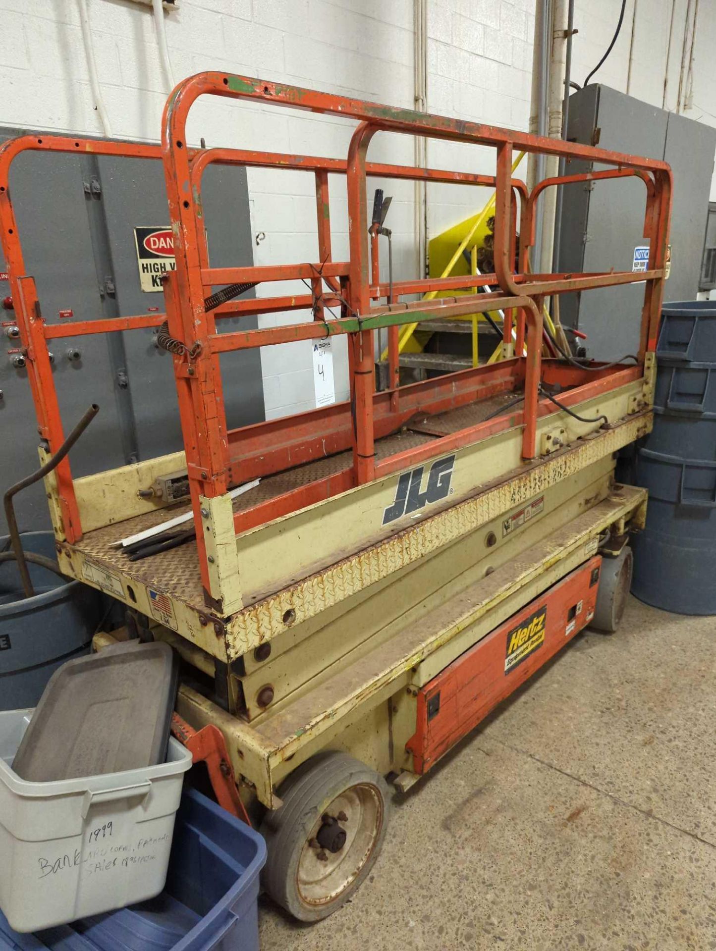 JLG 2033-E Scissor Lift 750 Pound Capacity - Image 8 of 9