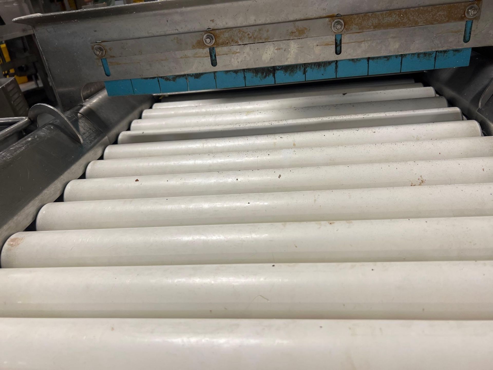 Roller conveyor with cutting stations - Image 6 of 17